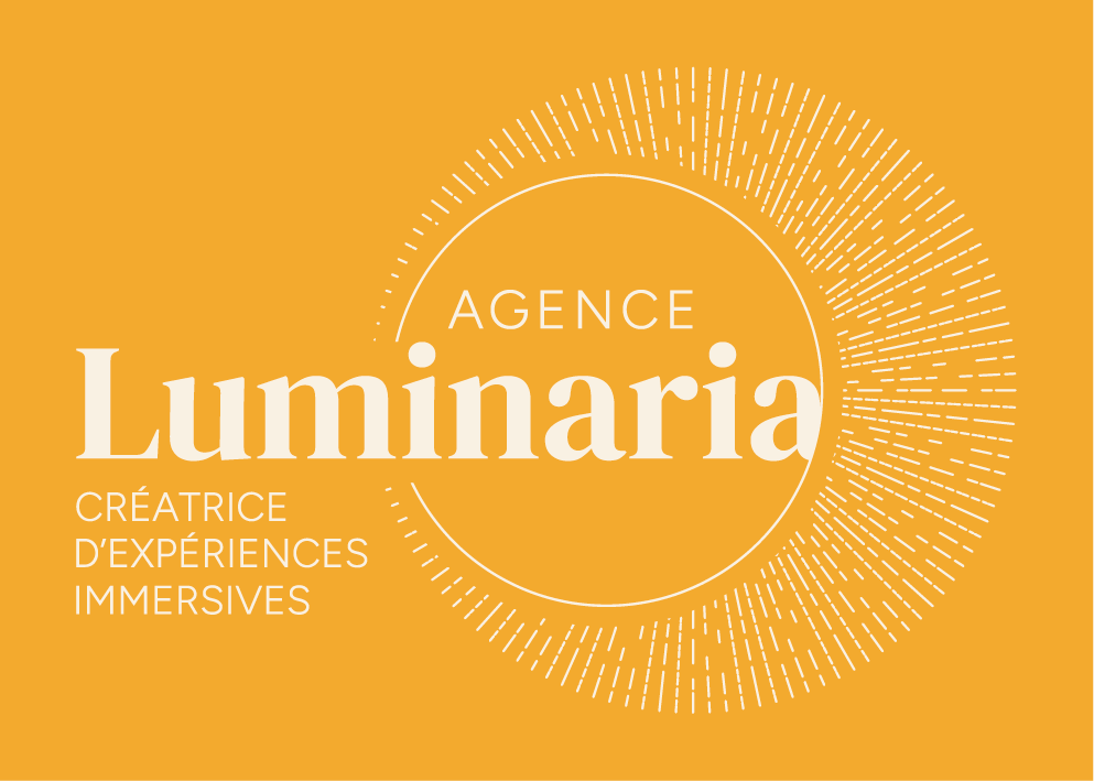 Logo de l'Agence Luminaria sur fond orange avec texte "Créatrice d'expériences immersives" et un motif circulaire rayonnant en blanc.