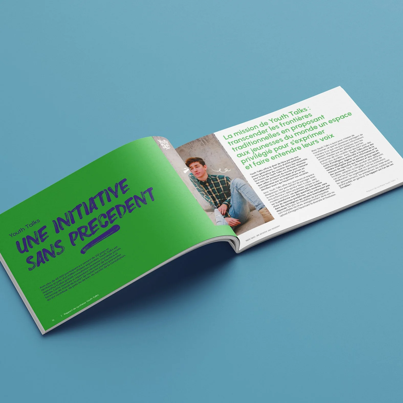 Magazine ouvert sur une double page. À gauche, une page verte avec le texte "Youth Talks: Une initiative sans précédent". À droite, un texte en vert et noir sur fond blanc avec l'image d'une personne assise.