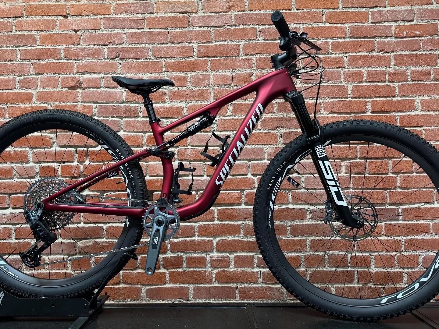 Every time we&rsquo;re in the shop, we&rsquo;re eyeing that bike. 

#specialized #santamonica #mountainbike