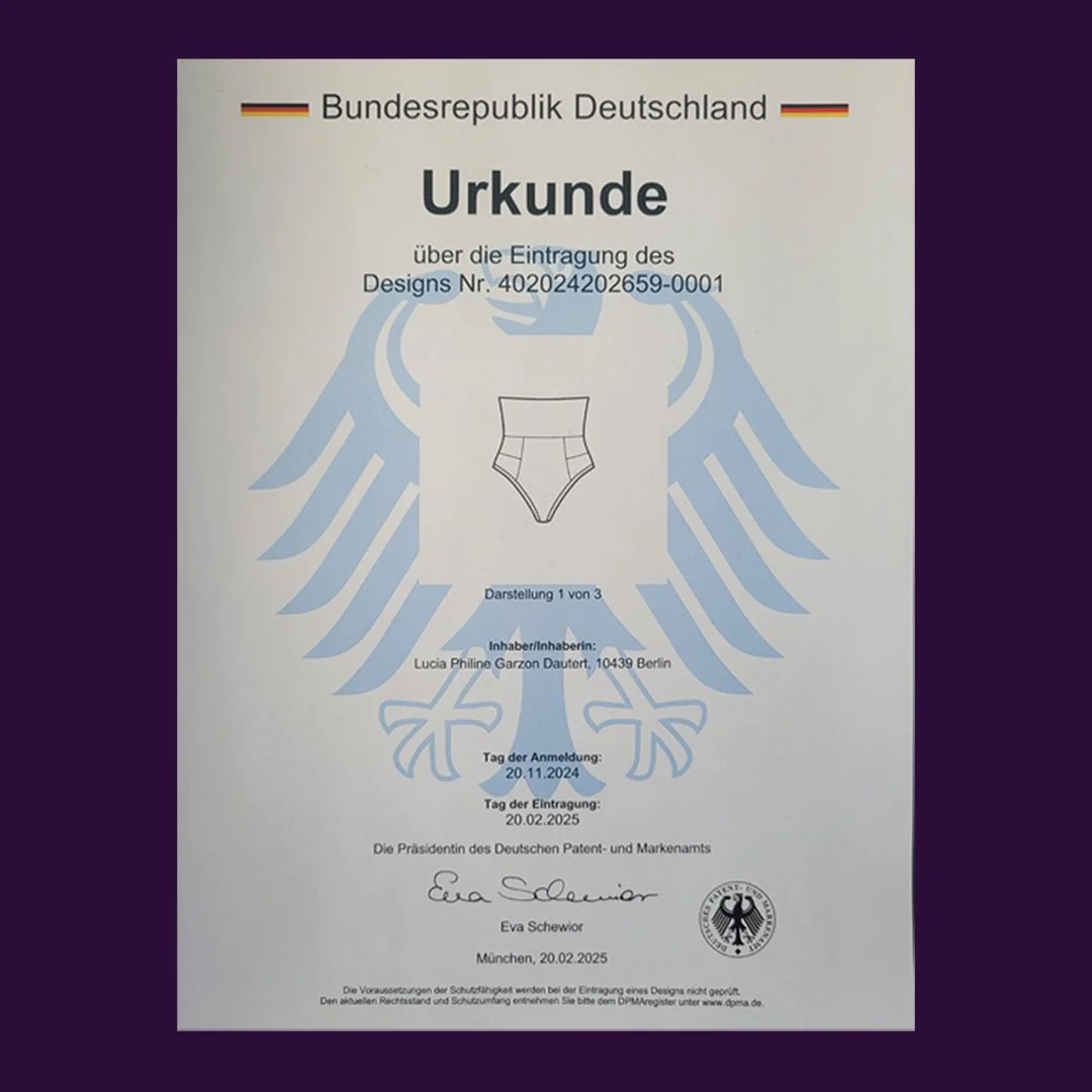 Amtliches Dokument der Bundesrepublik Deutschland, das eine Urkunde über die Eintragung eines Designs zeigt, mit einer Illustration eines Unterwäsche-Designs und einem größeren deutschen Adler im Hintergrund.