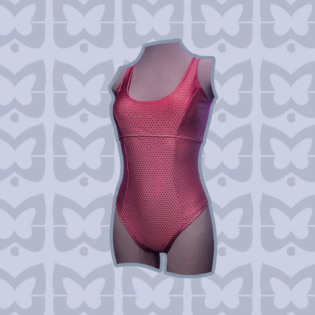 Sonn- & Badeanzug "Schlicht & Weg" mit hohen Beinausschnitten, Oberteil bedeckt einen BH.