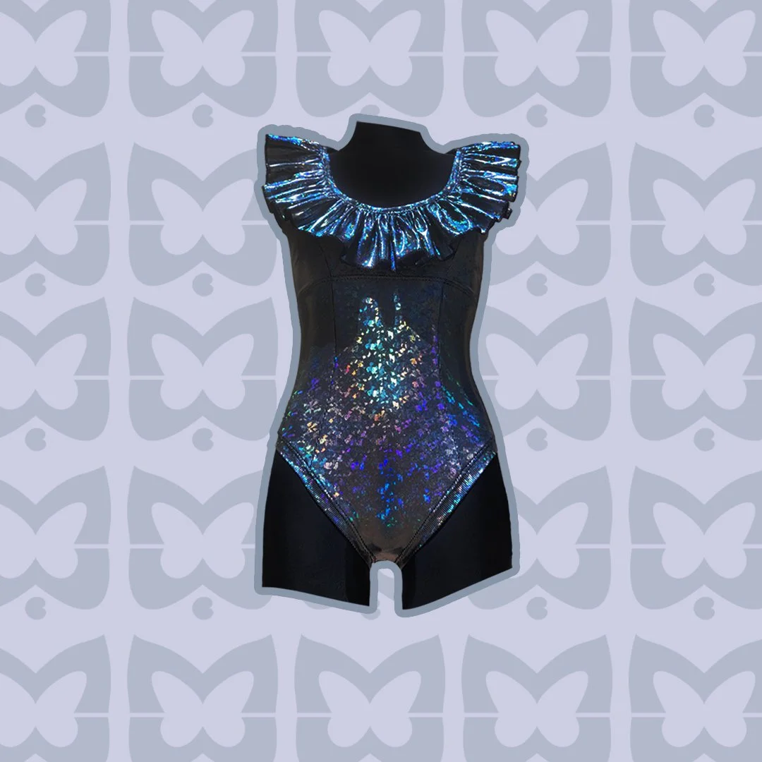 Bade-, Tanz- und Beachanzug "Harlequeen", mit hohen Beinausschnitten und Rüsche am Halsausschnitt.