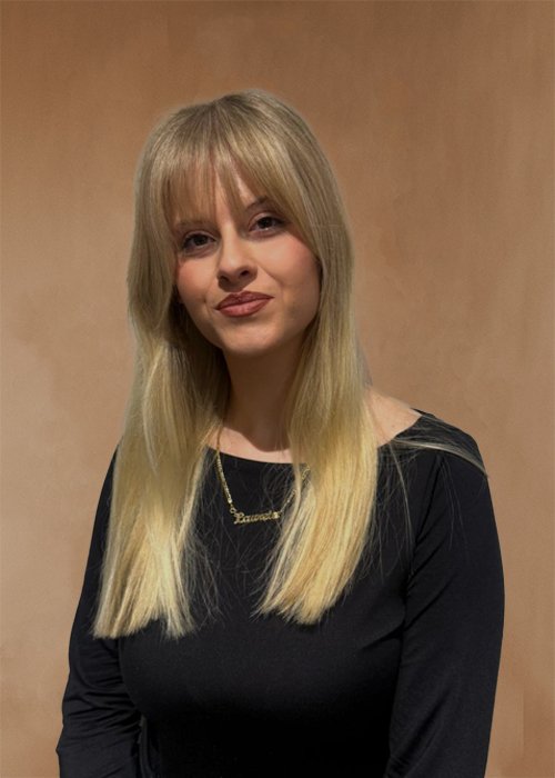 Junge blonde Auszubildende im HairClub Bad Oeynhausen, Laureta Beadini Junior Stylistin im HairClub