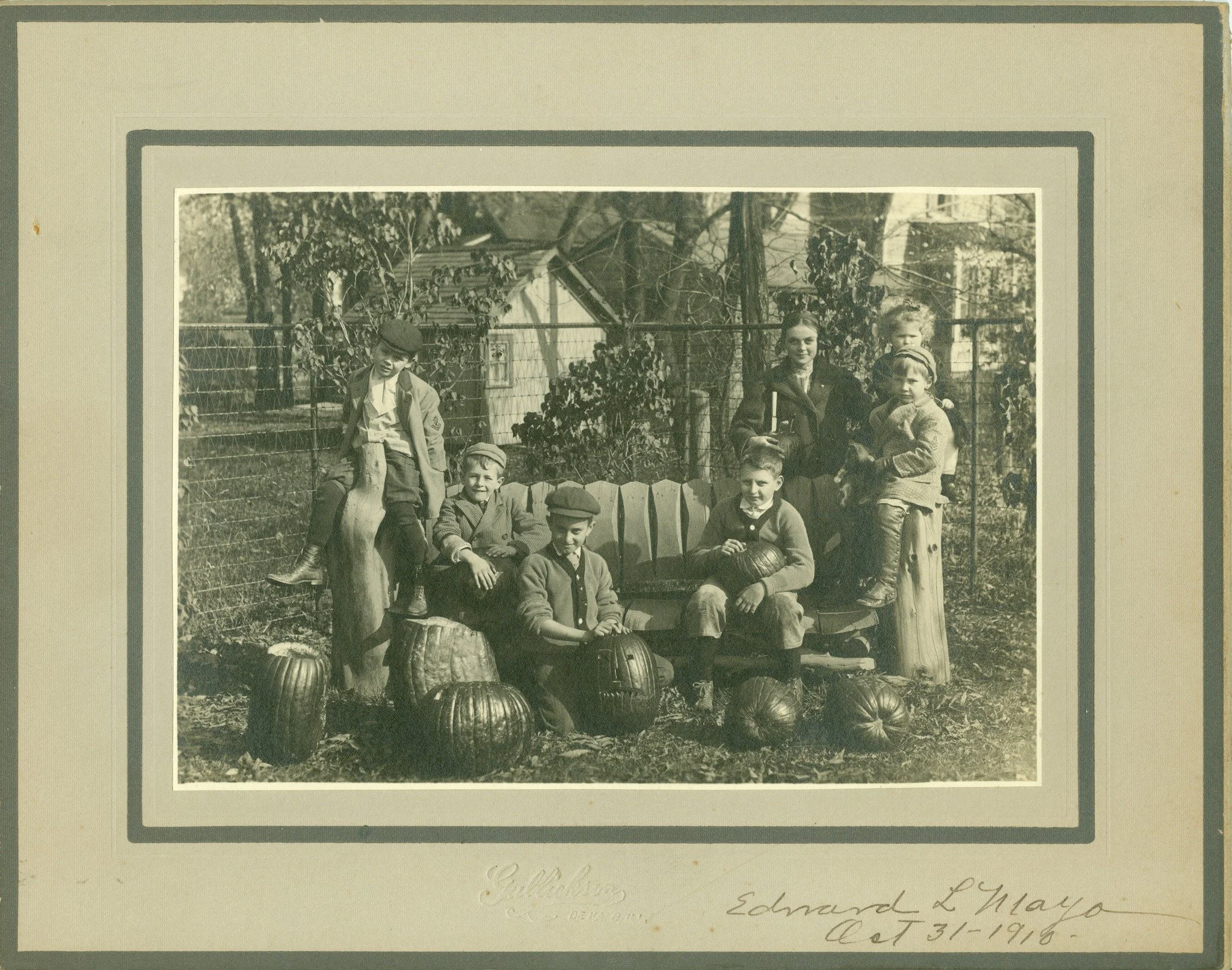 Things are getting spooky around here... 
Make sure you check out all the seasonal events coming up at he Ellwood House!
Friday, October 17 (7-9): Ellwood After Dark π¦
Saturday, October 8 (7-9): Ellwood After Dark π»
Friday, October 31 (3-6): Tric