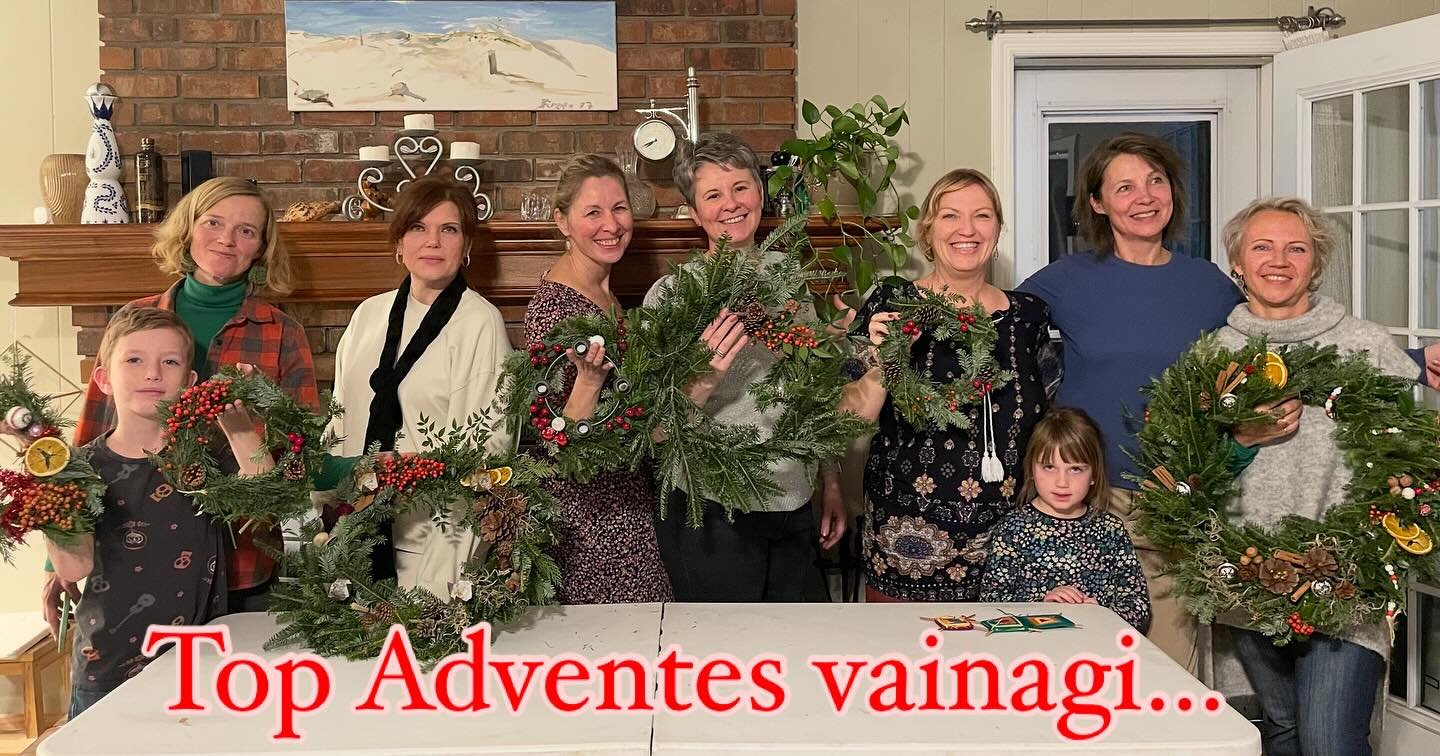 Jauks Adventes vaiangu pīšanas vakars.
Lovely evening making Advent wreaths.