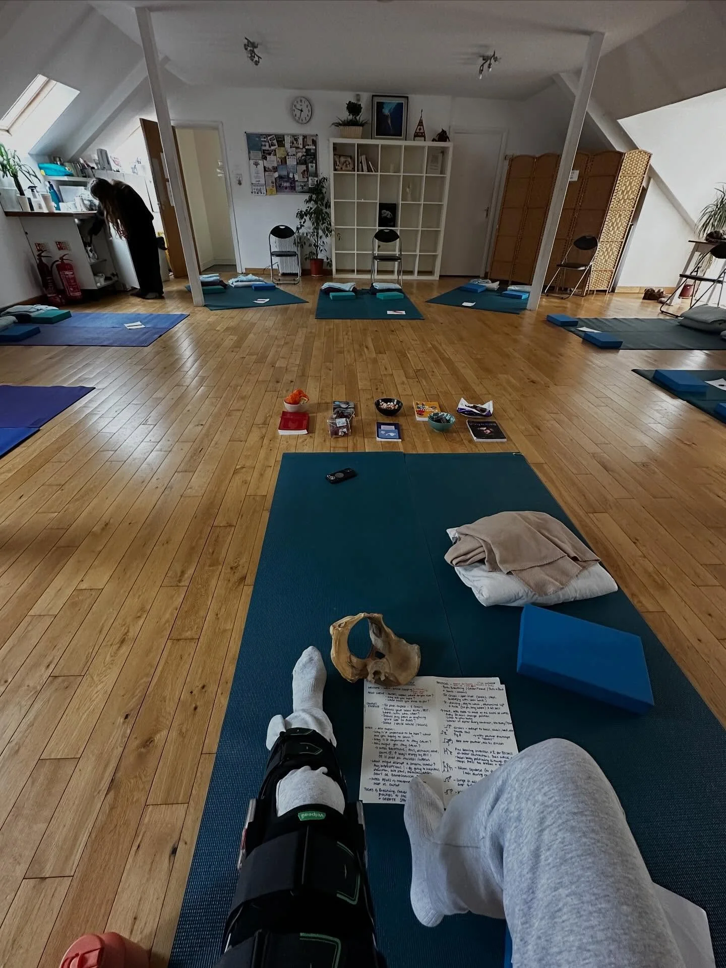 Happy Easter!! 

This is what my Sun morning is looking like&hellip; Where there&rsquo;s a will, there&rsquo;s a way&hellip; 🙌💥

Despite a suspected broken MCL in my knee, husband and daughter have helped me set up for today&rsquo;s Yoga For Birth 