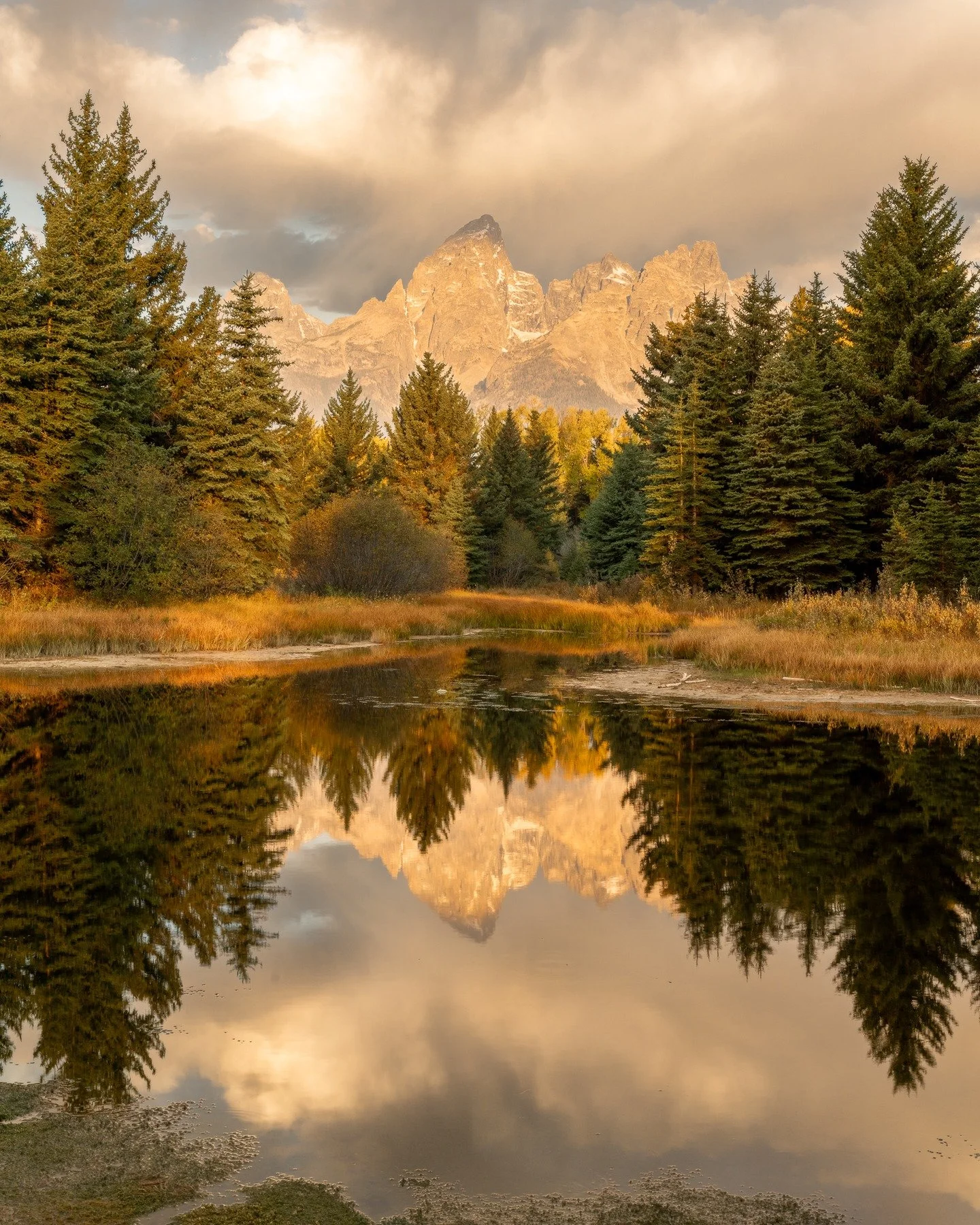 A beautiful sunrise from the Tetons last fall. I love these quiet mornings in nature with my camera and good friends! In other news, registration just opened for the next run of Moving to Manual through @clickphotoschool. If you are wanting to learn 