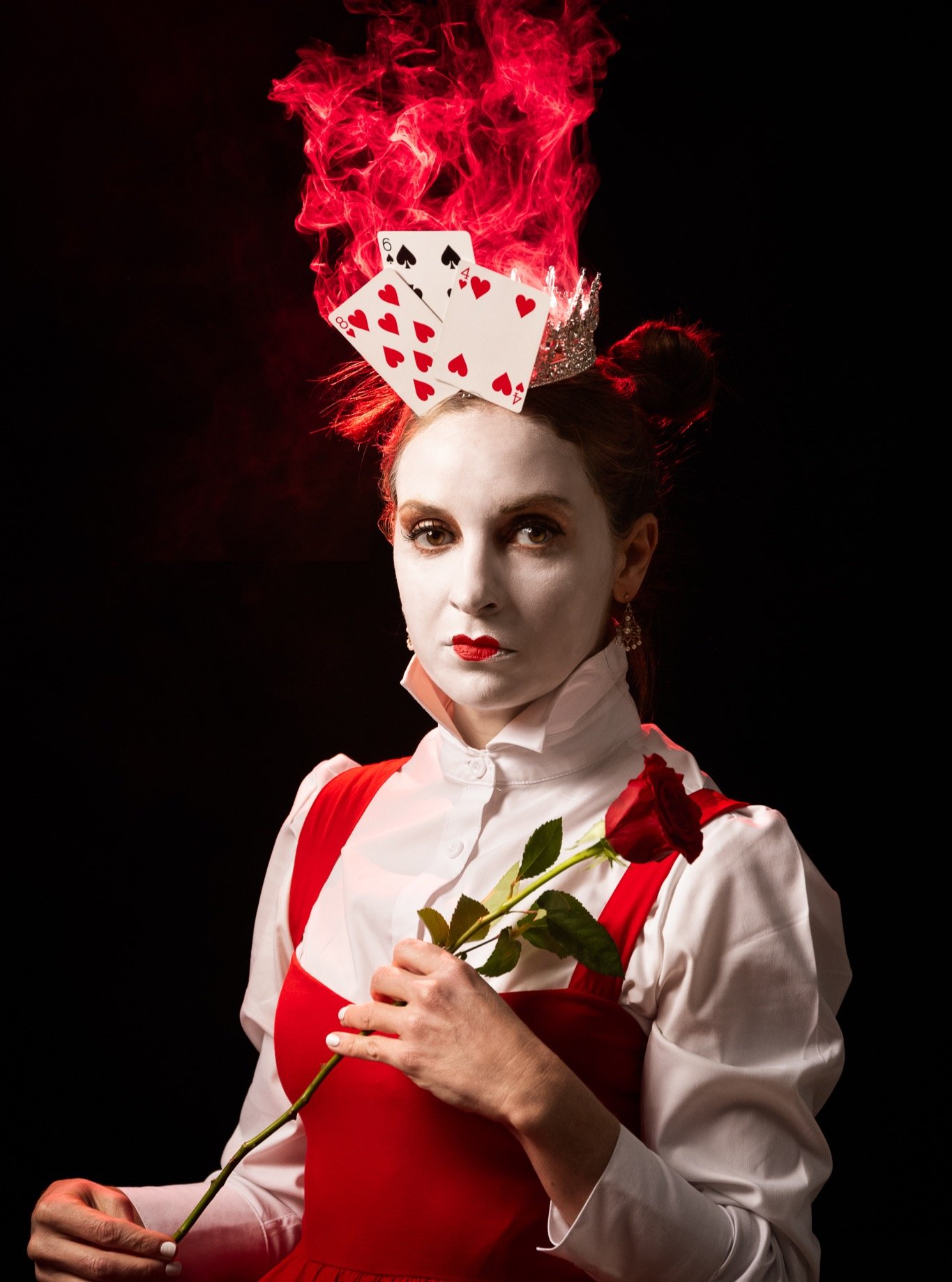 Queen of Hearts. I decided to have fun with the color red for our color collaboration, and this is what came out of my head😂
*taken with @nikonusa z7ii and 24-200 z lens, lit with 3 @profoto lights (2 a2s and an a10) with red gel + 10&ordm; grid and