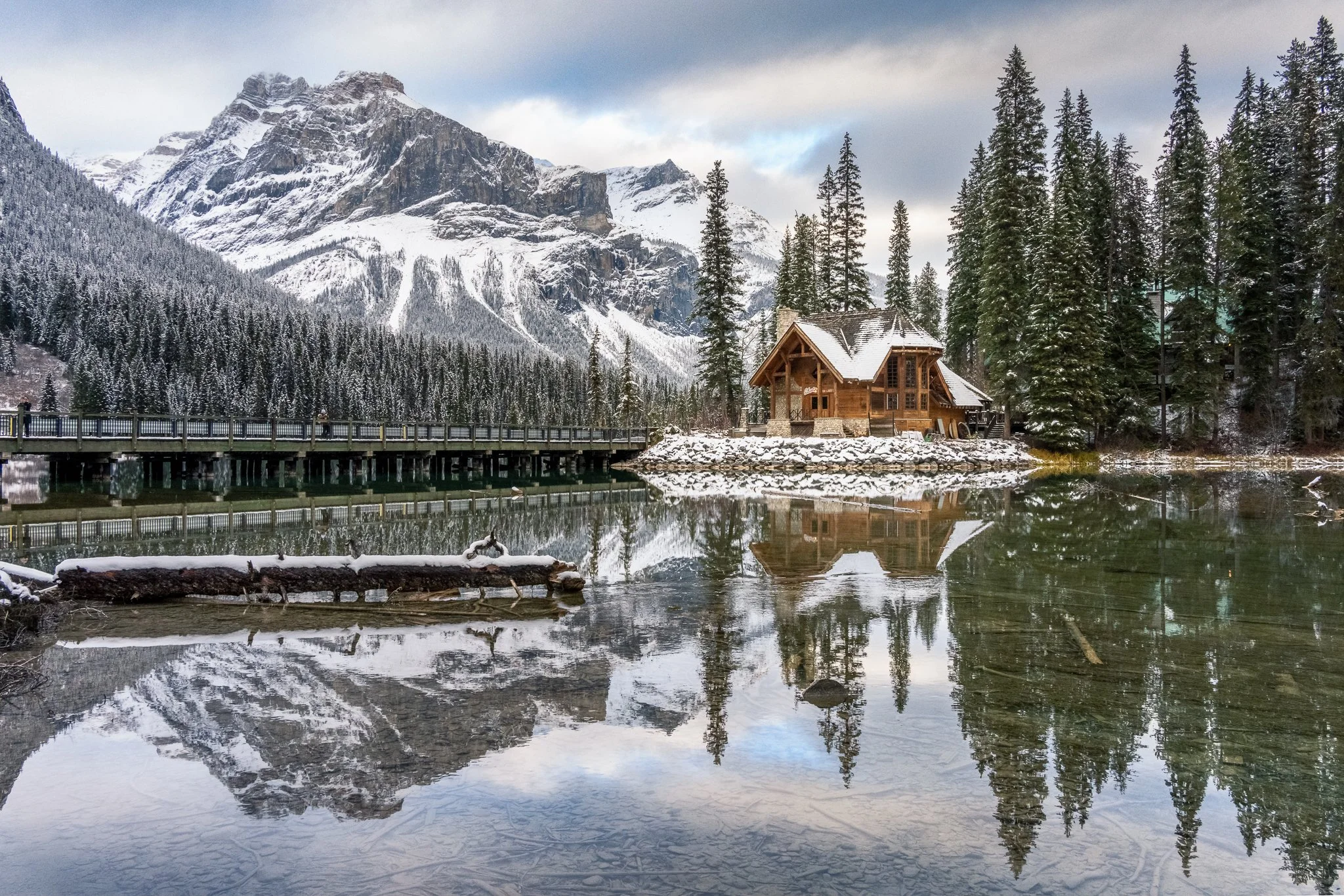 Throwback to my last Banff trip and this special evening on Emerald Lake. 
 *taken with @nikonusa z7ii and 24-200 z lens.
 
A community is a group of people that agree to grow together.&rdquo;
-Simon Sinek

Welcome to the @theclickcommunity Mentors l