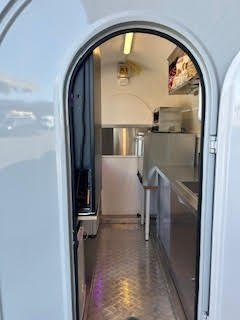 Intérieur d'une petite cuisine dans une lucarne de train ou de bateau.