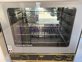Four à convection vide avec étagères en métal et interface de contrôle en bas.