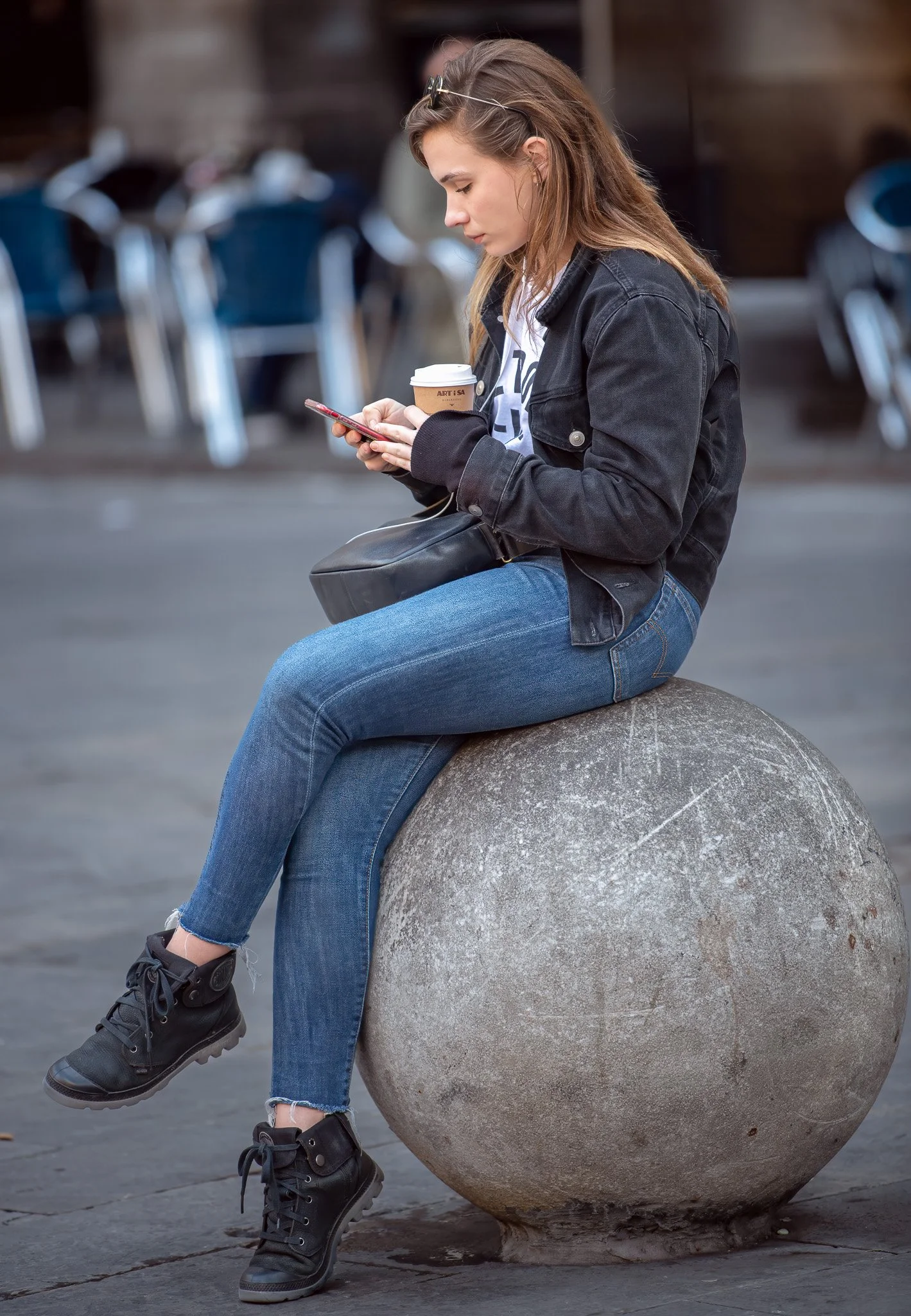 In a series of shots, this woman never changed expressions while glued to her mobile.