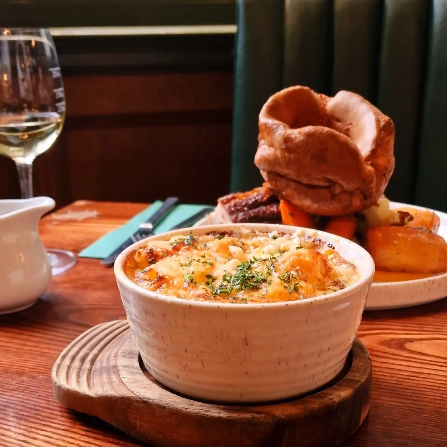 Which side is a MUST with your Sunday roast? 🤔✨️

The link to book your table is in the Bio 🌎

#sunday #PubDiningGarden #sundaysides #hoveplacepub
