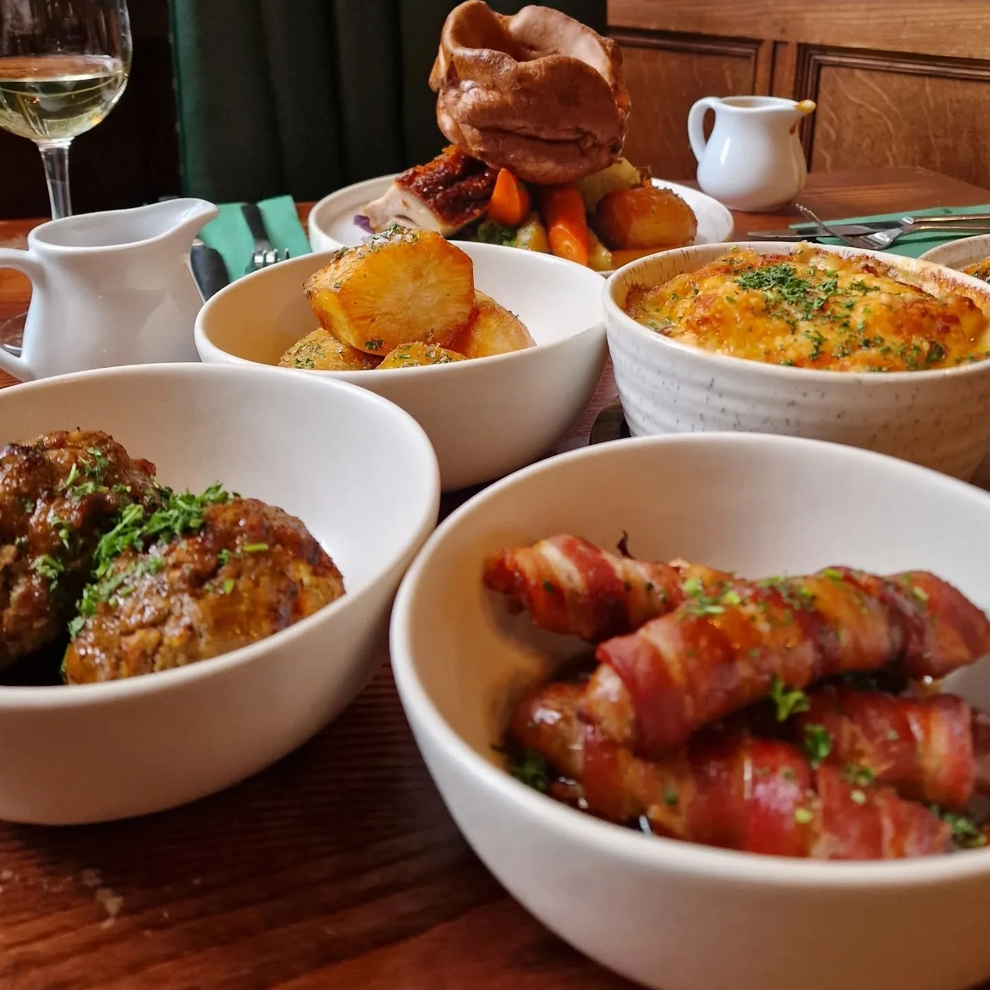 It's almost our favourite day of the week 🤩

Link to book is in our Bio 🌎

#Sundaybest #PubDiningGarden #Foodie #Roast