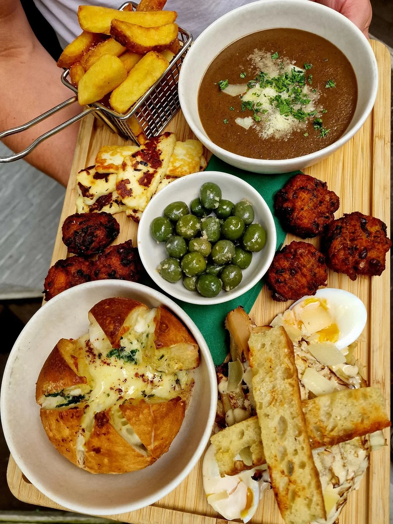 The Farmers Block 🍃

&bull;Wild Mushroom soup
&bull;Mozzarella stuffed doughball
&bull;Charred hispi caesar
&bull;Beetroot falafel
&bull;Grilled Halloumi 
&bull;Nocellara olives

#PubDiningGarden #SharingBlock #PickyBits #Foodie