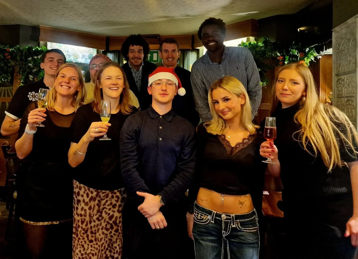 Merry Christmas from all us at Hove place! 

A special thanks to the team who have worked today ❤️🎄

Now for a well earned christmas dinner of our own😋

#PubDiningGarden #christmas ##partyseason #Festive