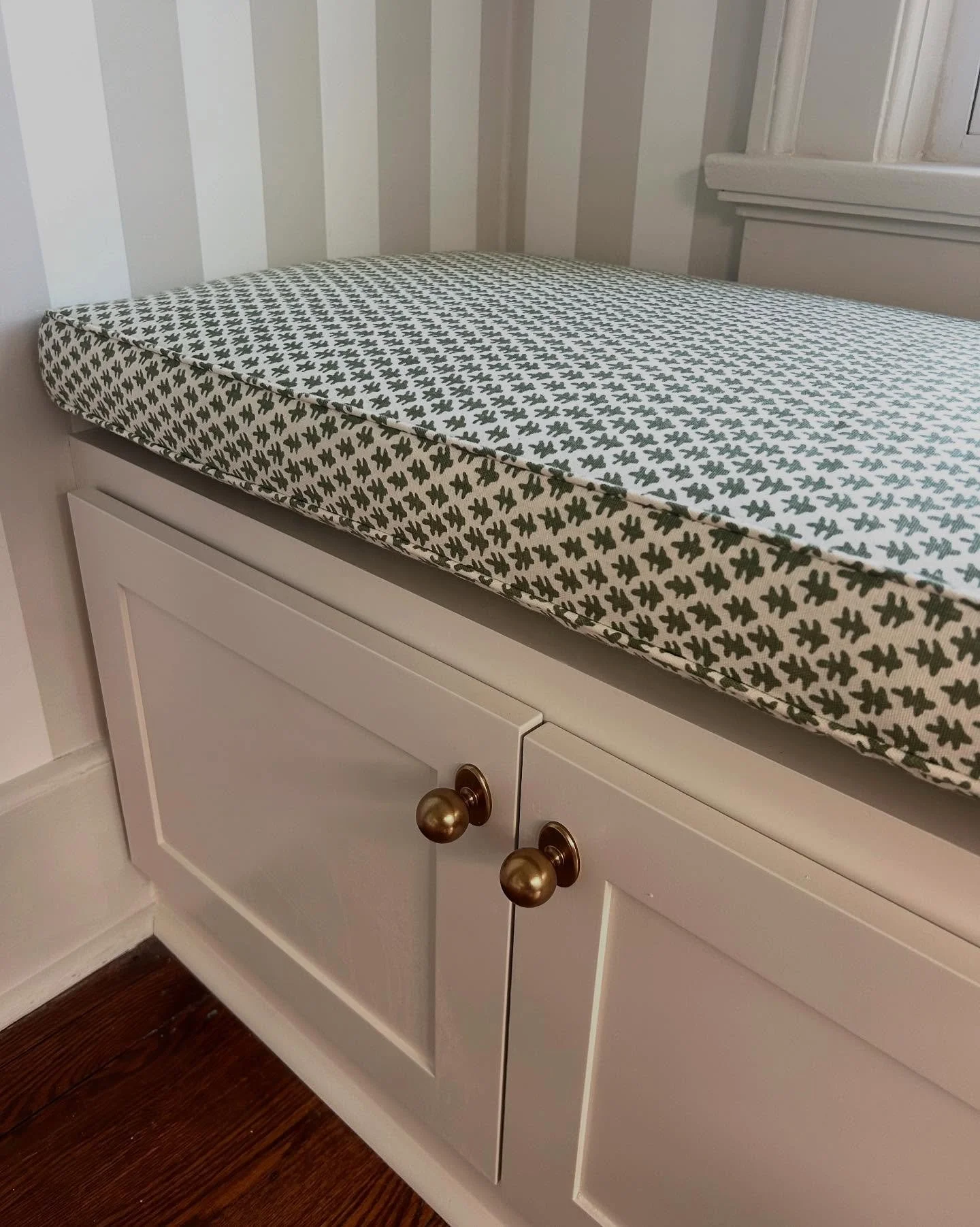 Close up photo to appreciate the mix of green and neutrals on the window seat.