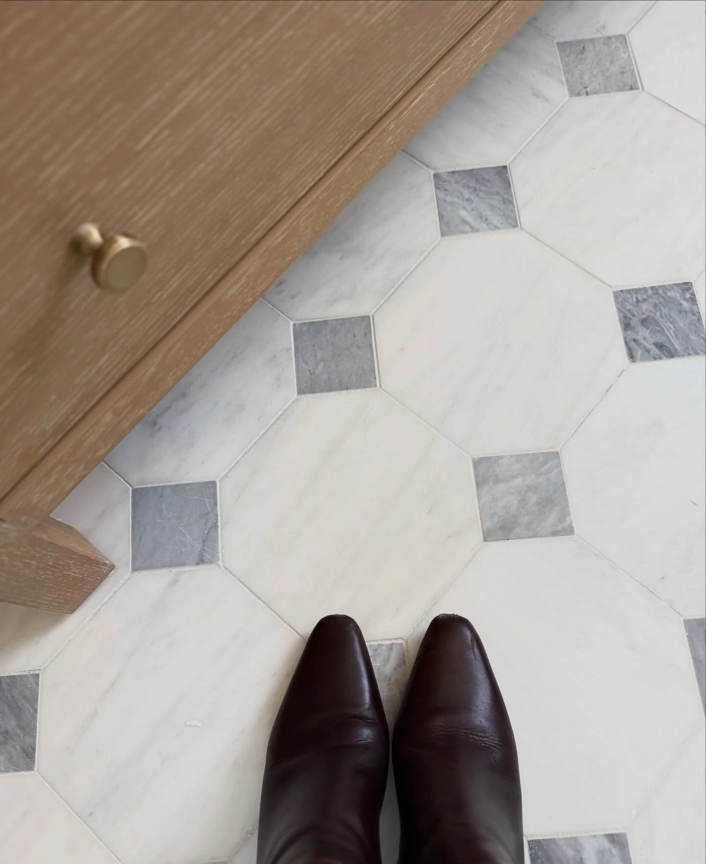 Mixing the perfect shades of neutrals in this bathroom renovation