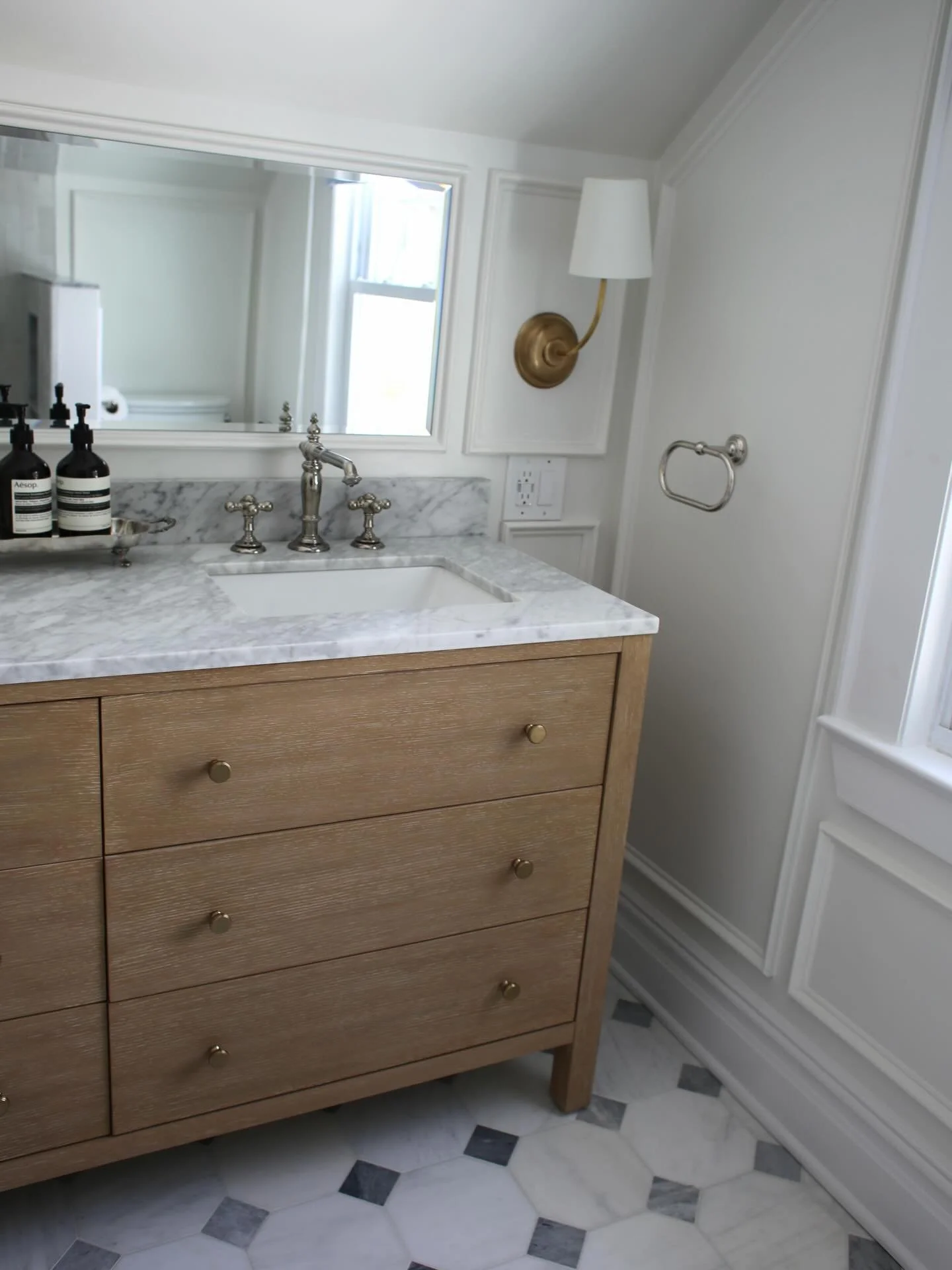 The beauty of mixing metals 🤍 Polished nickel fixtures meet antique bronze lighting for a layered, collected look that feels timeless and intentional. Even the wall plates will be an antique bronze to pull it all together.