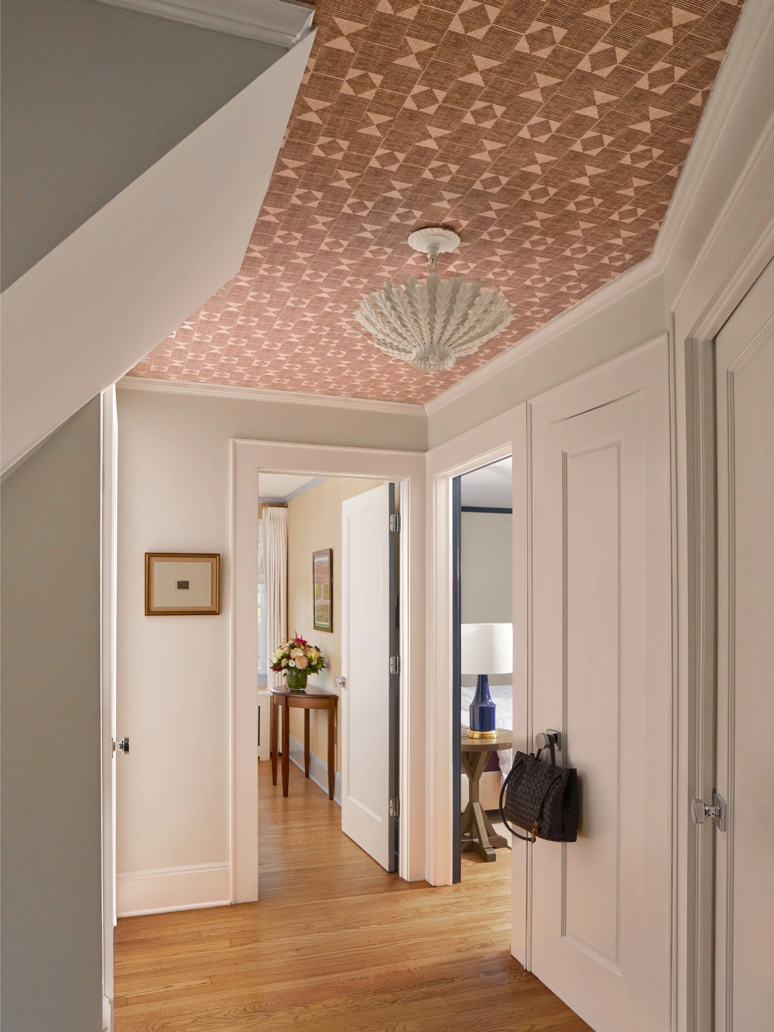 Wallpaper on the ceiling is always a good idea