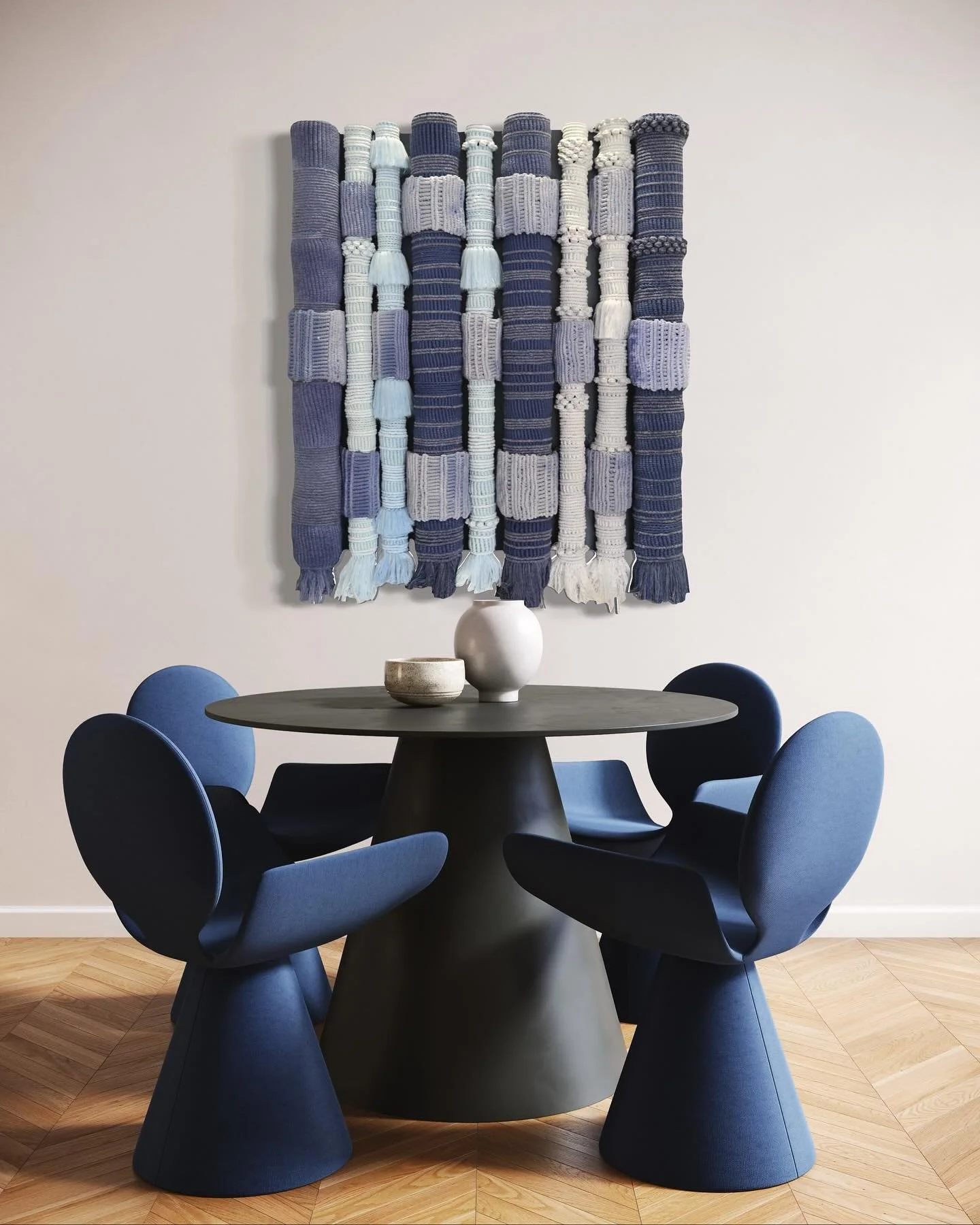 &laquo;&nbsp;Le Lien&nbsp;&raquo; 💙

Cette &oelig;uvre textile explore la force invisible qui relie les femmes entre elles, de g&eacute;n&eacute;ration en g&eacute;n&eacute;ration.
Chaque colonne tiss&eacute;e se dresse comme un totem, incarnation d