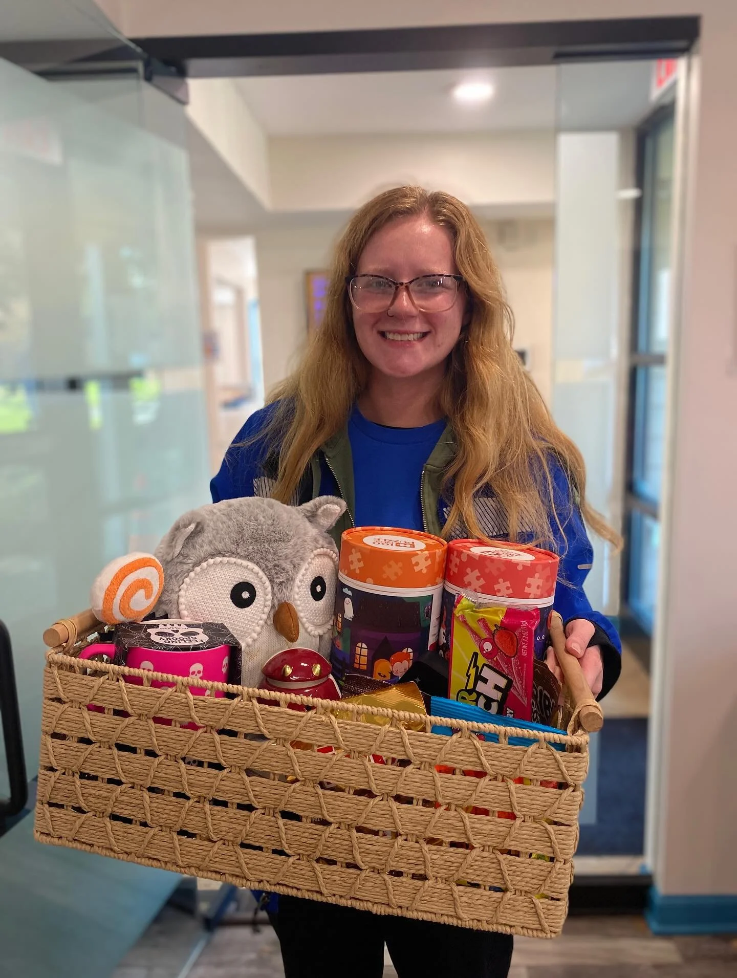 ✨Congratulations @sidnie_harden on winning the boo basket! When asked why Oxford West? A: coffee, drink and snack bar! 😊🔥 #oxfordwestapts #miamiuniversity #studenthousing #giveaway #boo-basket