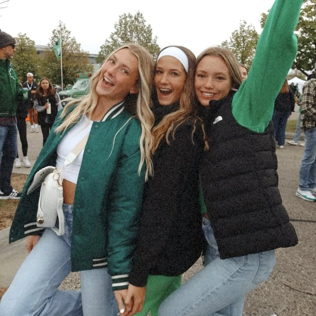 three is the perfect amount of roommates if you ask us! 🍀 come check us out at our open house this tuesday from 10-6PM!

✨ AirPod giveaway 
✨ Enter to Win $1000 
✨ Tour our newly renovated townhomes 
✨ Dirty Soda Bar + Bites 

we hope to see you the