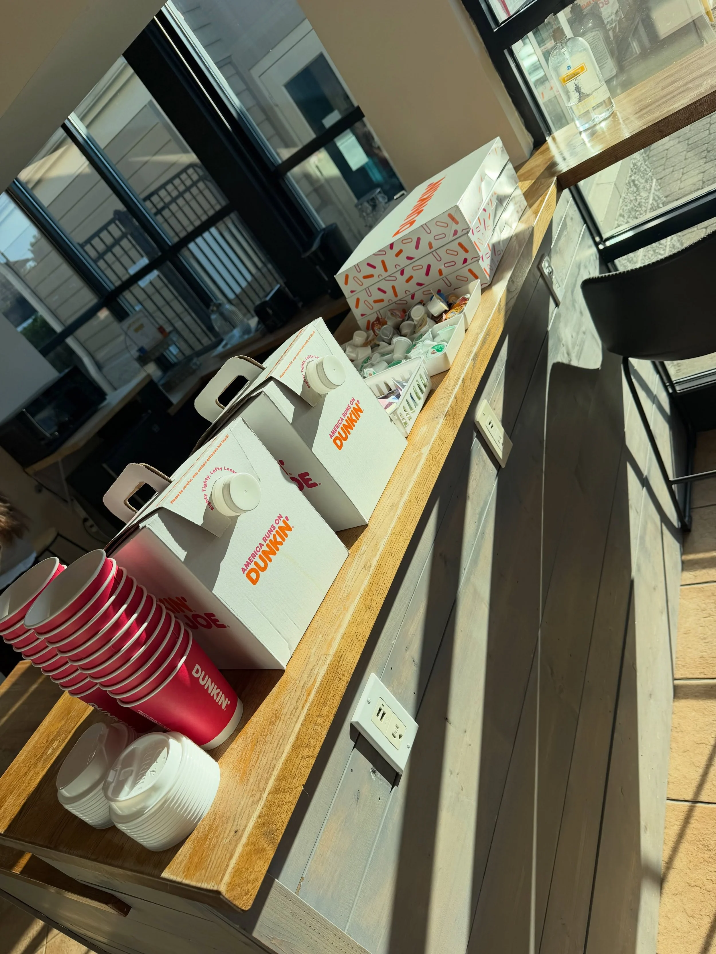 Happy National Coffee Day!! Come get a hot drink and enjoy a doughnut while you take a tour!! Current residents, bring a friend help them find their new home TODAY!🏠😊