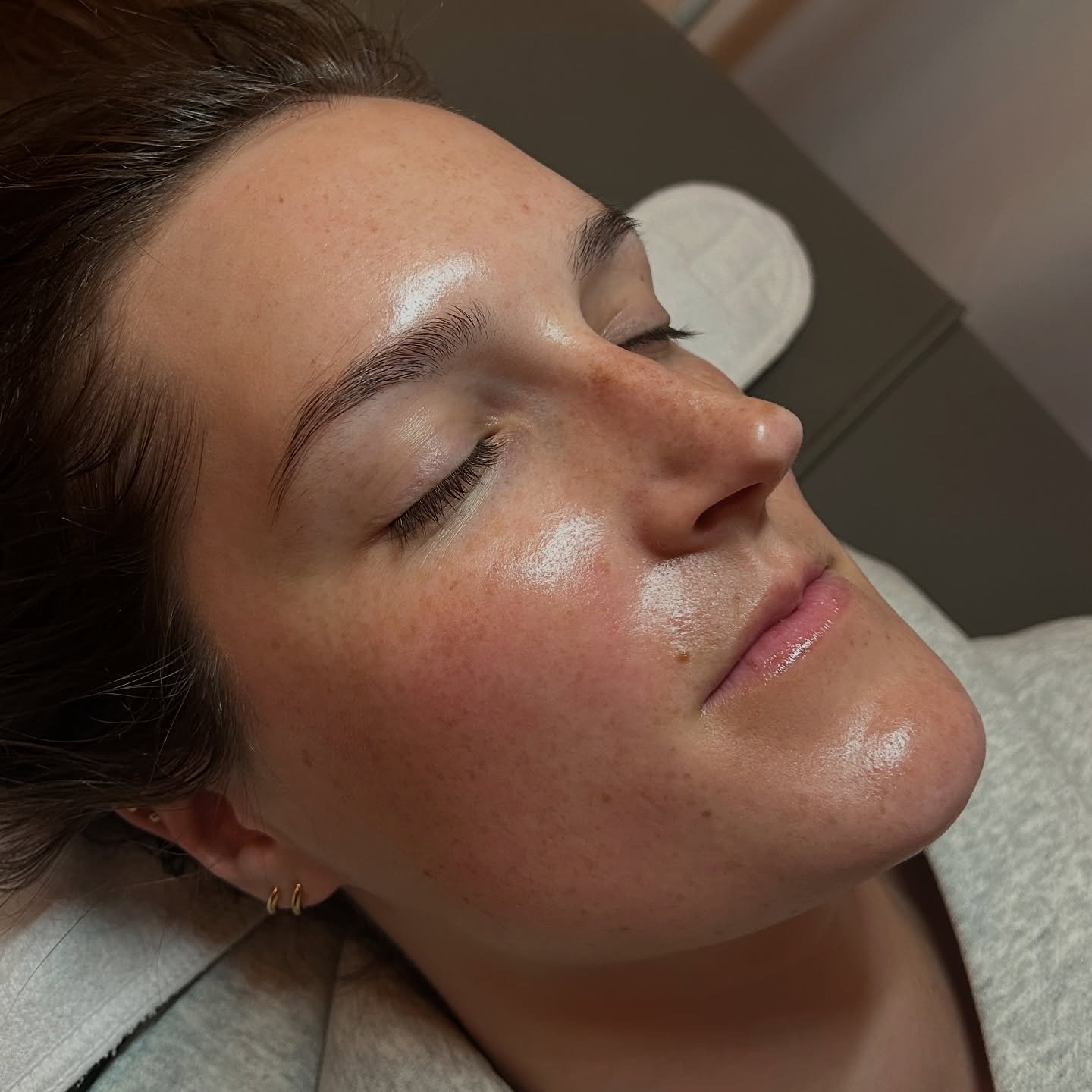 Foundrie Glow w/ Dermaplane π€
#minneapolis #minnesota #esthetician #estheticiannearme #facial #skincare #dermaplaning #dermaplaningfacial #dermaplane