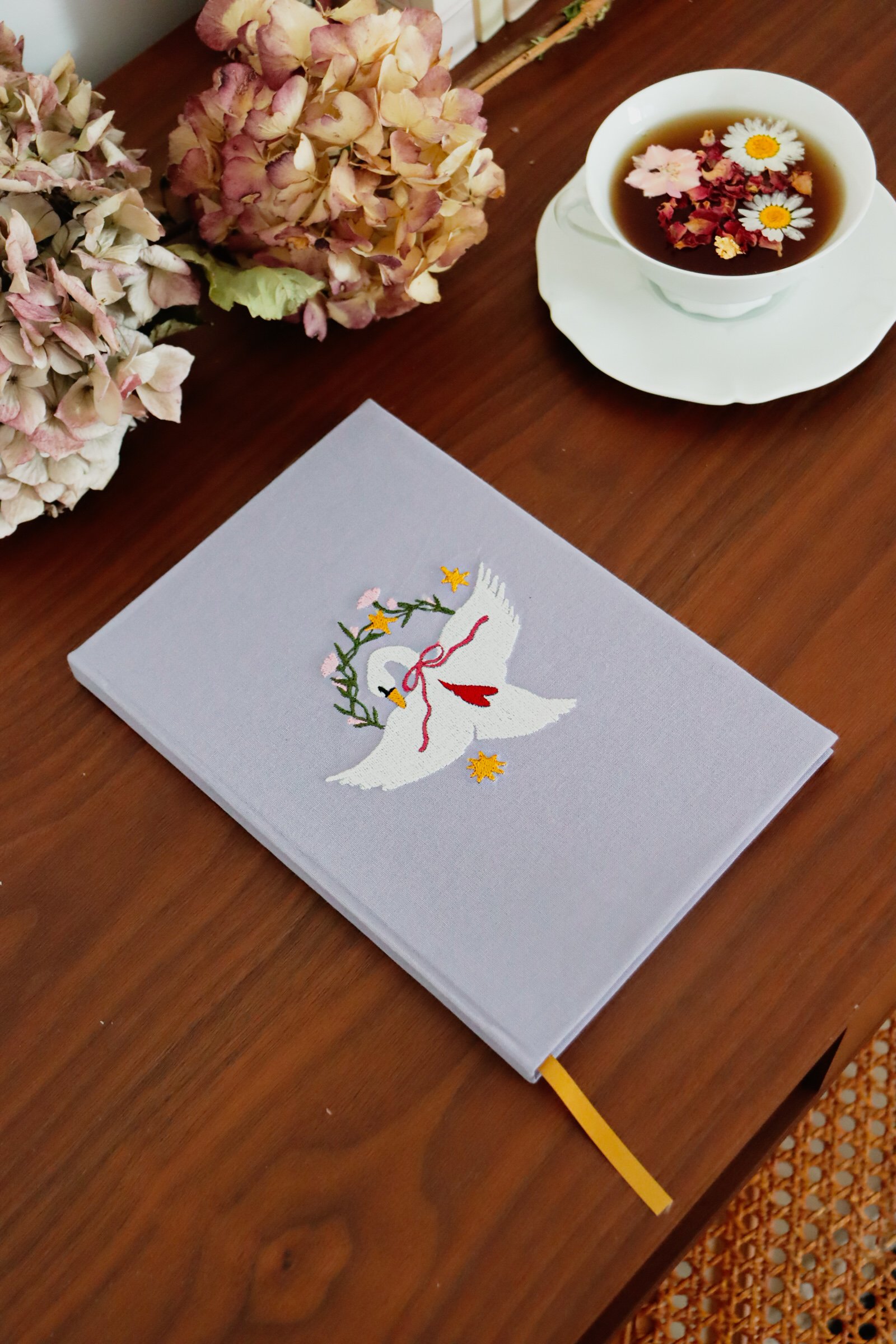 Carnet brodé d’un cygne couronné sous les étoiles