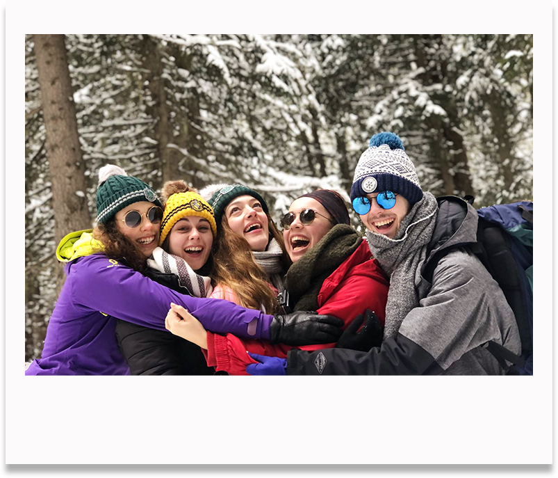 Photo style polaroid photographe avec ses amis