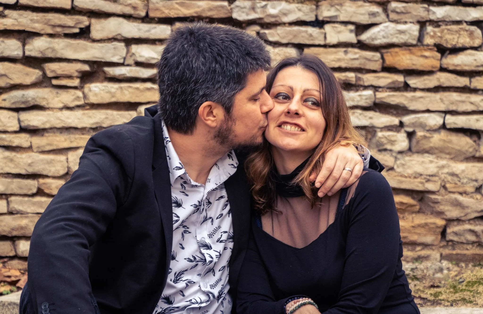 Couple bisou sur la joue