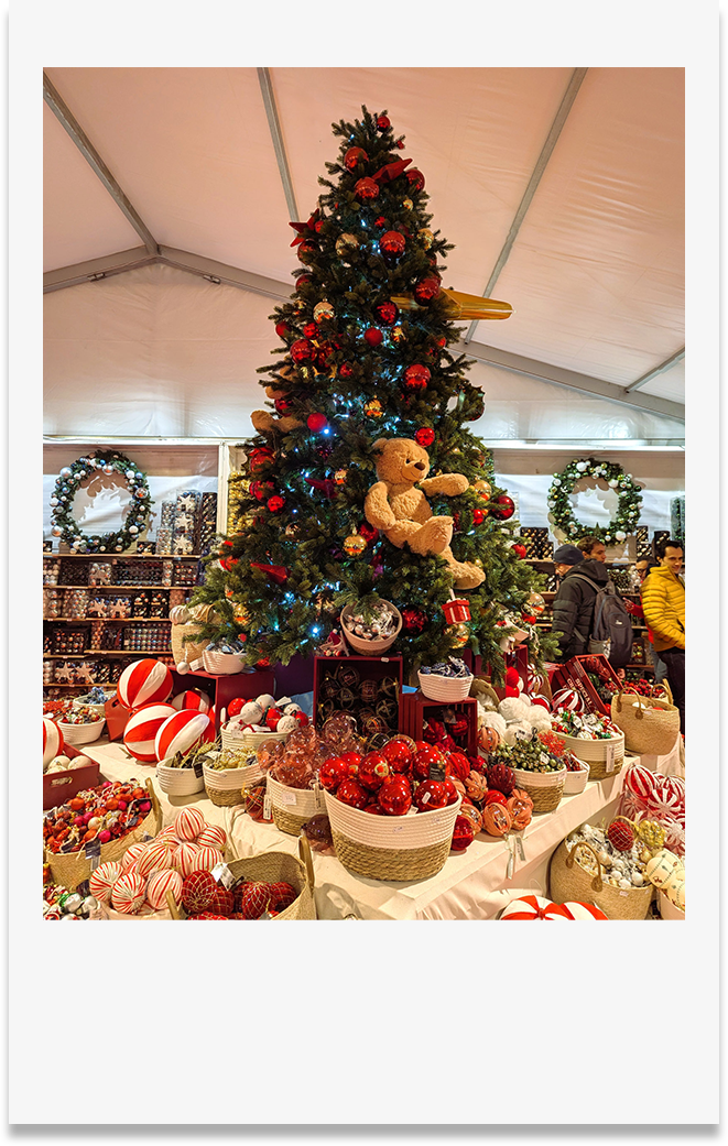 Photo style polaroid ambiance rosée sapin de Noël avec pleins de paniers de décorations