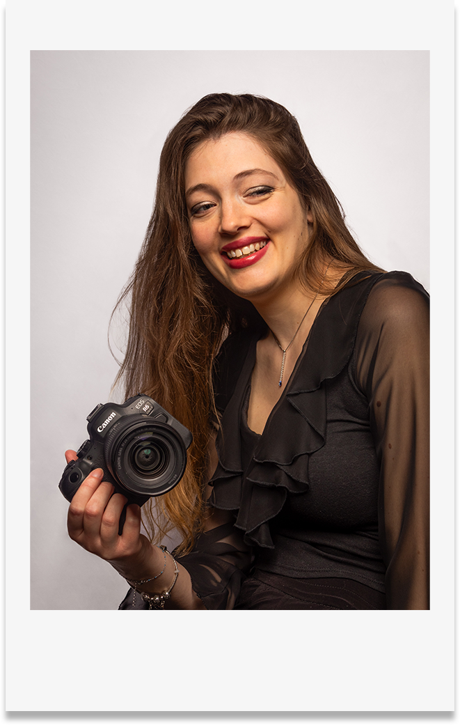 Photo style polaroid photographe qui sourit appareil photo à la main