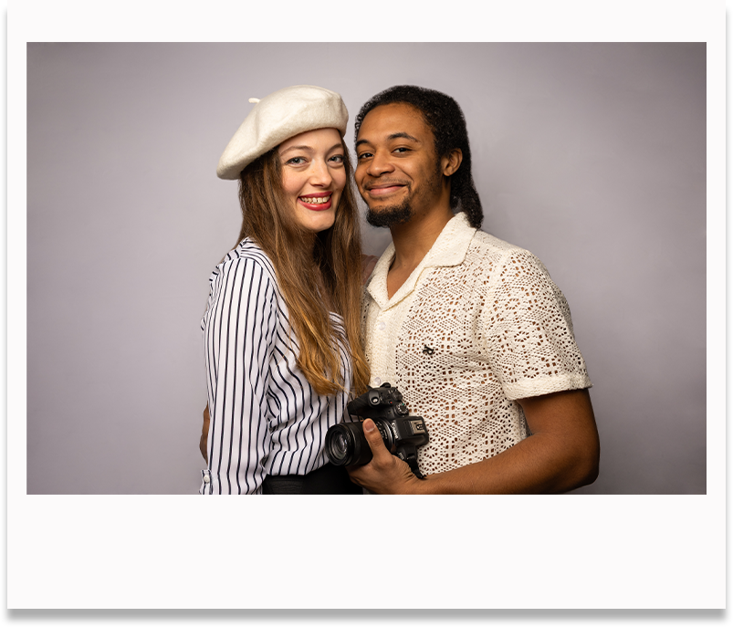 Photo style polaroid couple photographe et son compagnon qui tient l'appareil photo