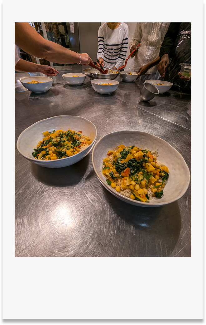 Photo style polaroid deux assiettes de curry de pois chiches