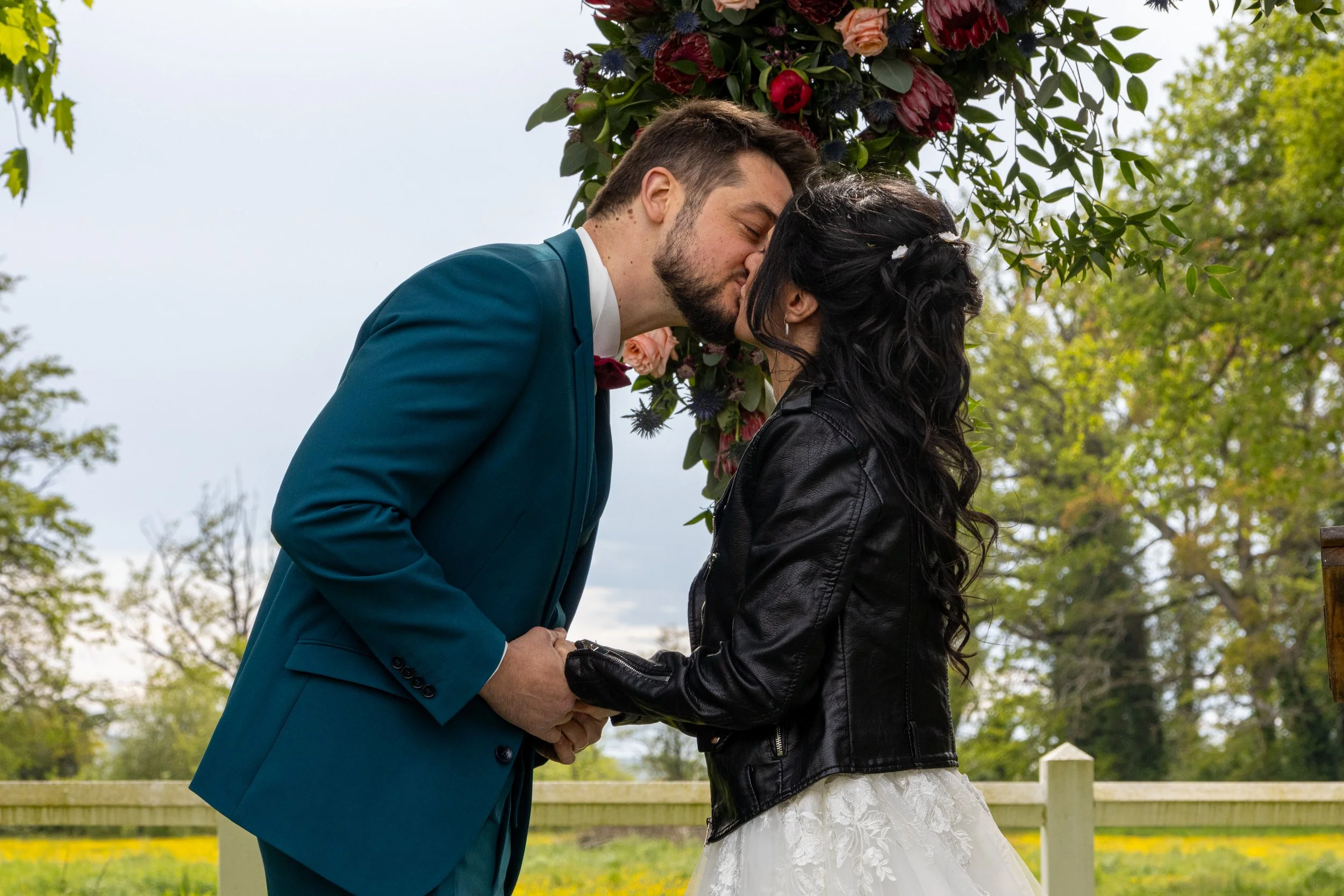 Mariés qui s'embrassent