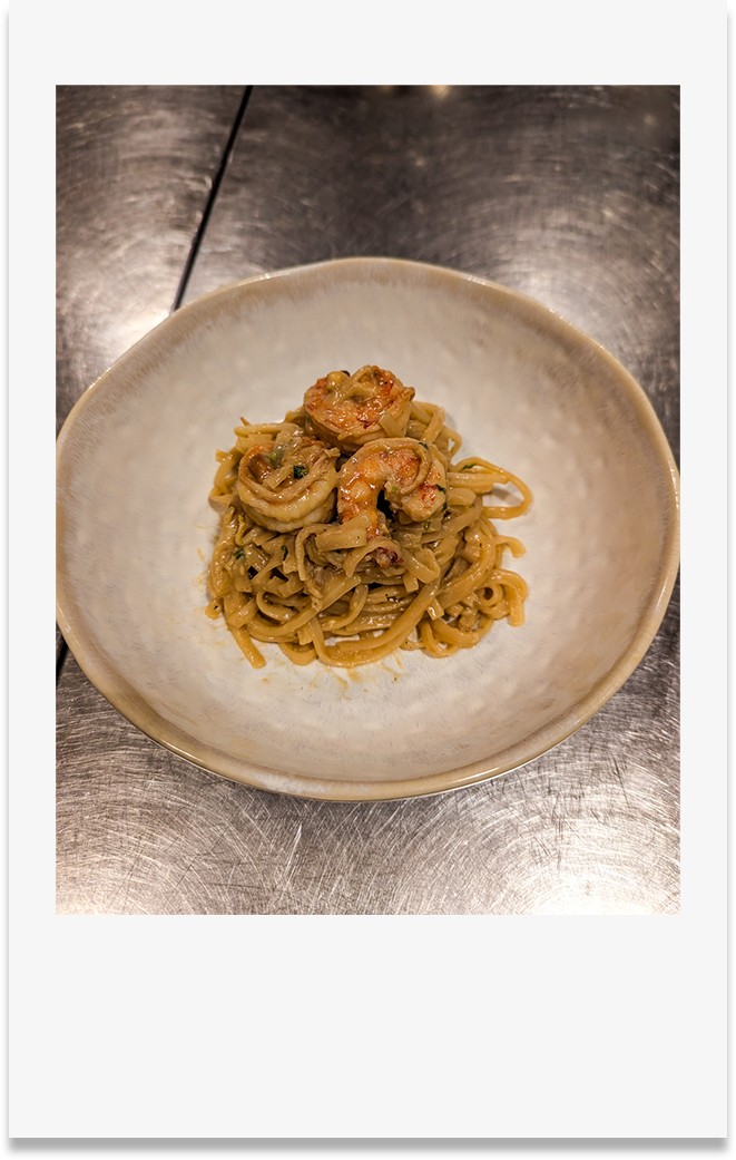 Photo style polaroid assiette avec Pad Thaï aux crevettes