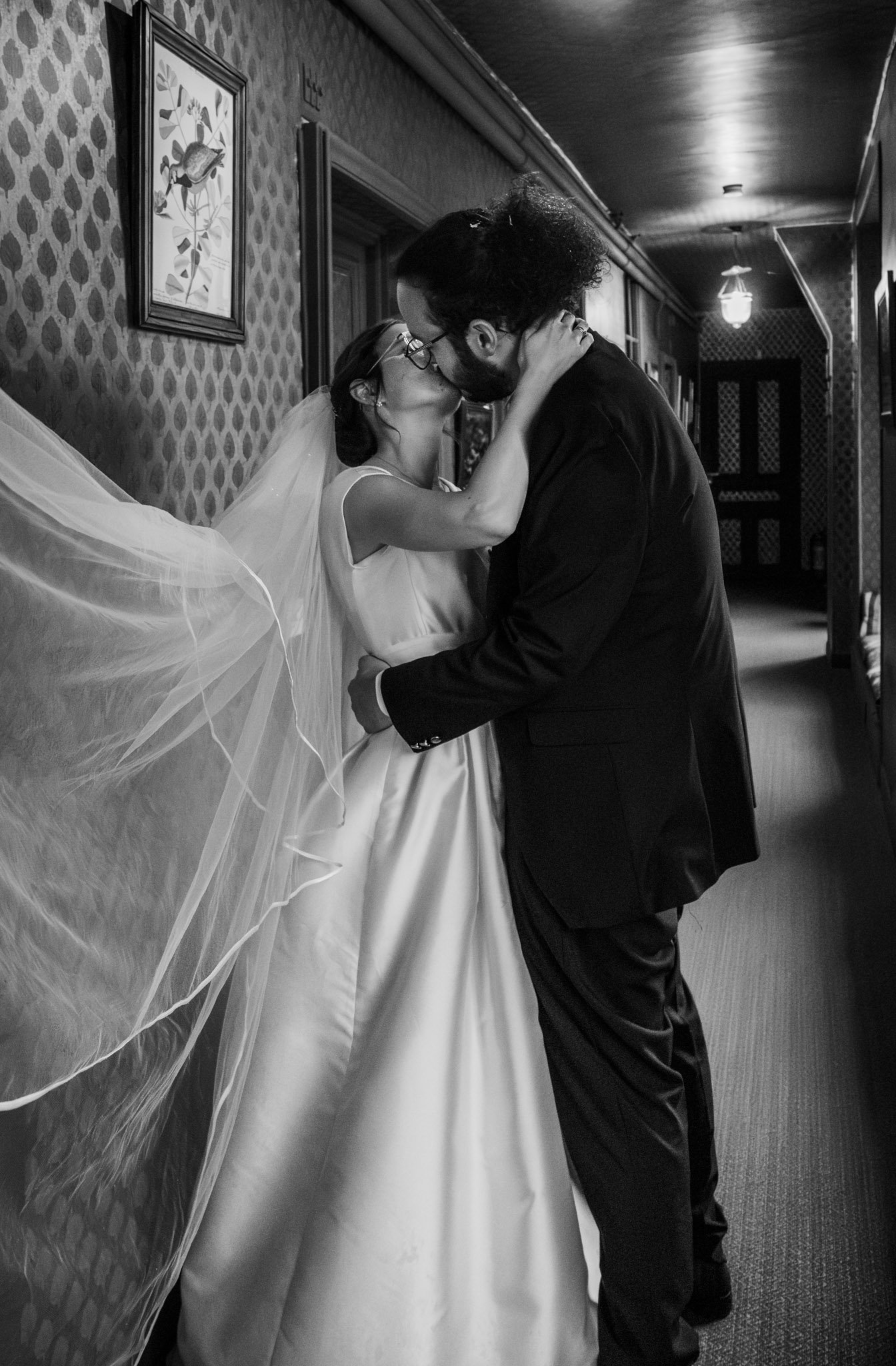 Mariés qui s'embrassent photo en N&B