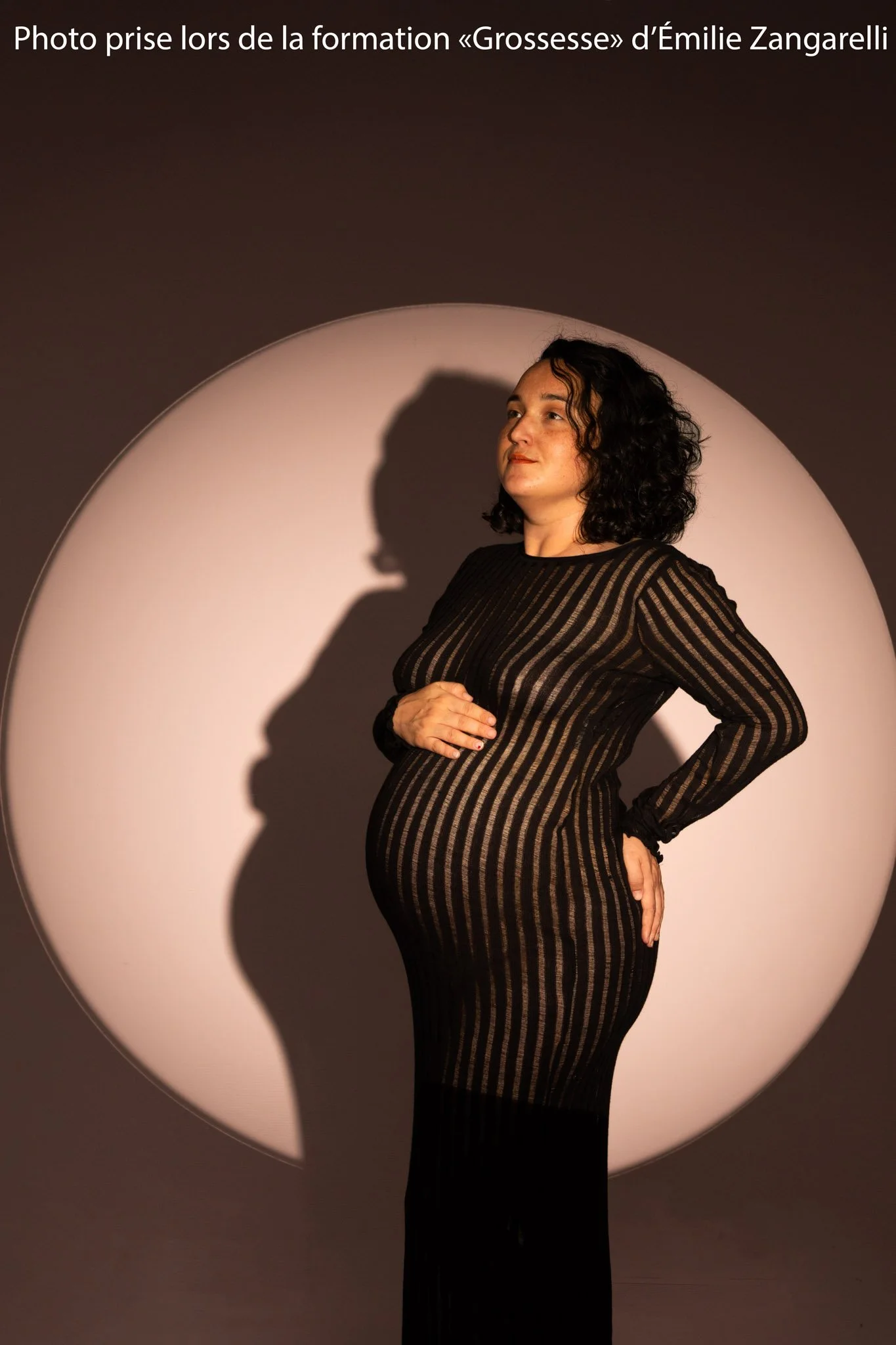 Femme enceinte robe noire moulante + fond effet opitcal snoot et ombre