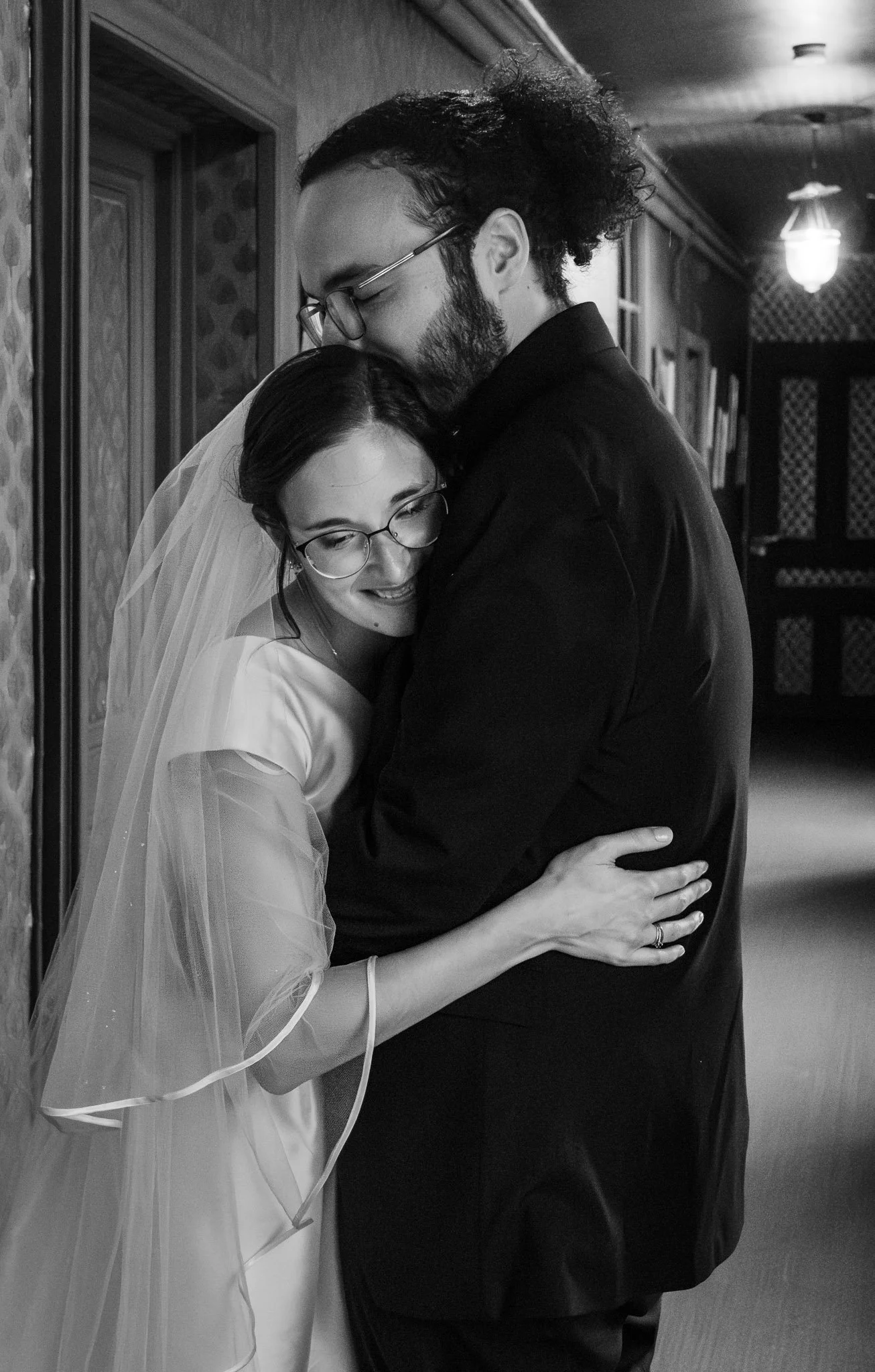 Mariés qui s'enlacent photo en N&B