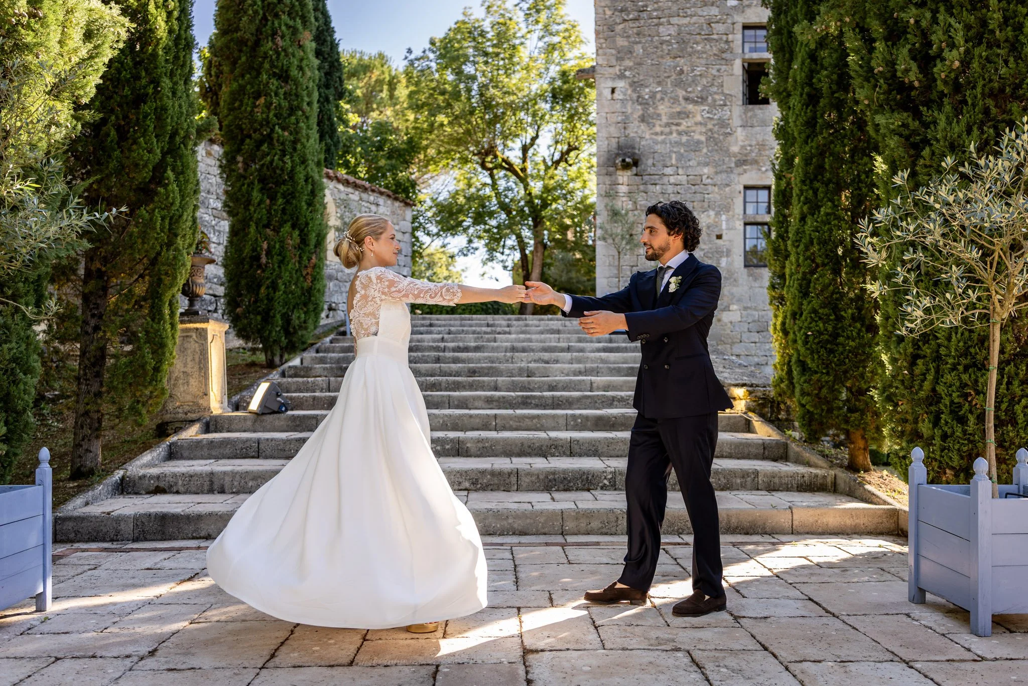 Mariés qui dansent devant escalier