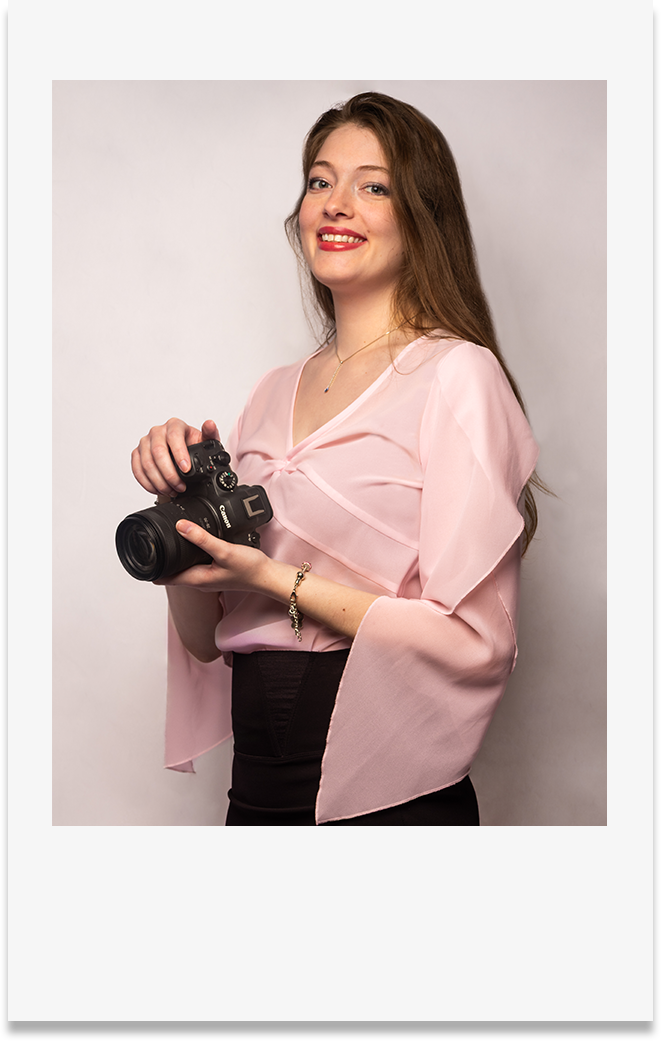 Photo style polaroid photographe chemisier rose appareil photo à la main