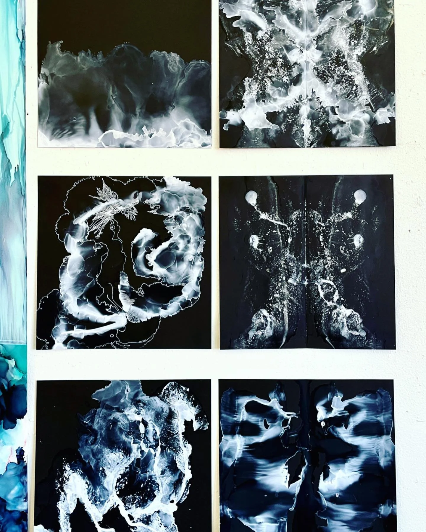 from 𝘦𝘹𝘱𝘦𝘳𝘪𝘮𝘦𝘯𝘵𝘴 422

12 in. x 12 in. ea.,
𝘢𝘴𝘴𝘦𝘮𝘣𝘭𝘦𝘥 𝘪𝘯 𝘴𝘦𝘮𝘪-𝘳𝘢𝘯𝘥𝘰𝘮 𝘢𝘭𝘵𝘦𝘳𝘯𝘢𝘵𝘦 𝘤𝘰𝘯𝘧𝘪𝘨𝘶𝘳𝘢𝘵𝘪𝘰𝘯𝘴 𝘳𝘦𝘧𝘭𝘦𝘤𝘵𝘪𝘯𝘨 𝘵𝘩𝘦𝘪𝘳 𝘤𝘰𝘯𝘵𝘦𝘹𝘵,
alcohol ink on black synthetic paper,
2022

These piec