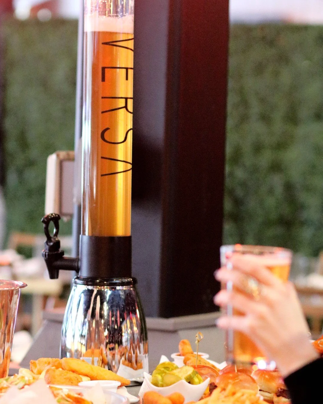 The Big Game tastes better at VERSA 🏈

First up: the eats. From fan-favorite bites to ice-cold drinks, we&rsquo;ve got your appetite covered!

Plus 23 TVs, a jumbo screen, and all-night giveaways to keep the energy high. Secure your spot today!

🏈 