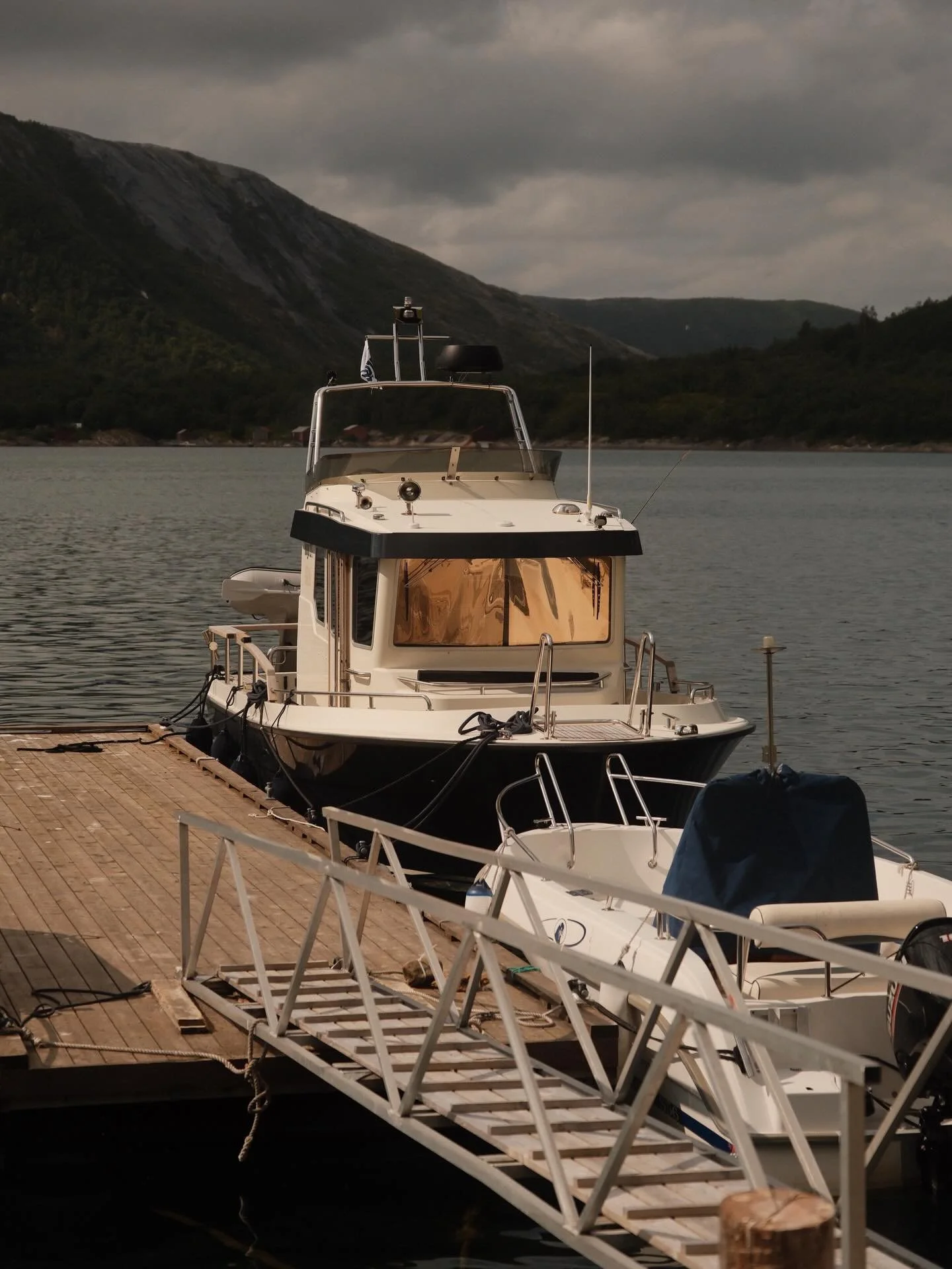 Docked in Eggesvik, Beiarn.

One of those places where the fjord feels endless
and time moves a little slower.

ATLAS.

#arcticnorway
#salten
#beiarn 
#targaboats
#fjordlife