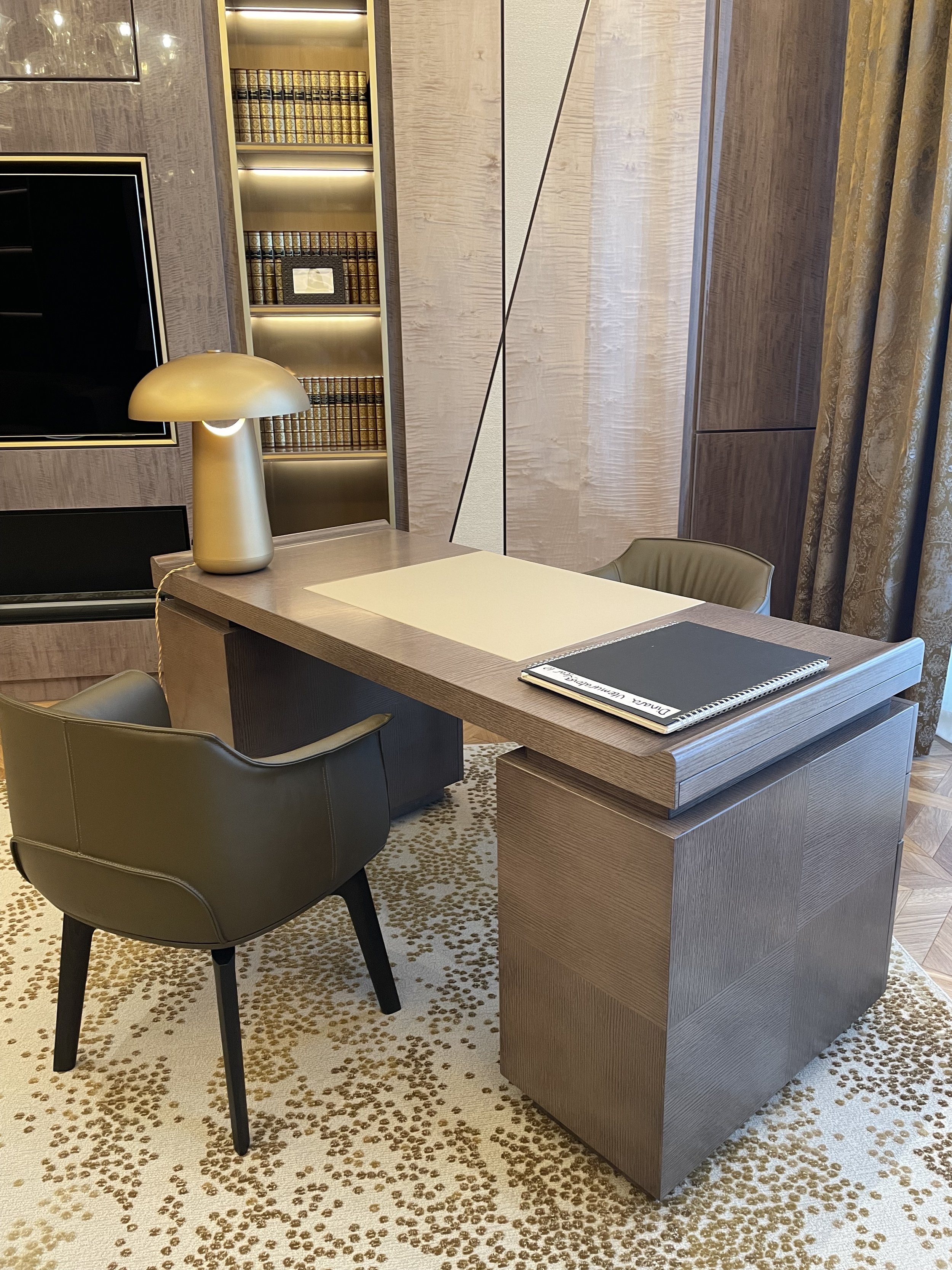 Bureau moderne avec chaise, lampe, et étagères.