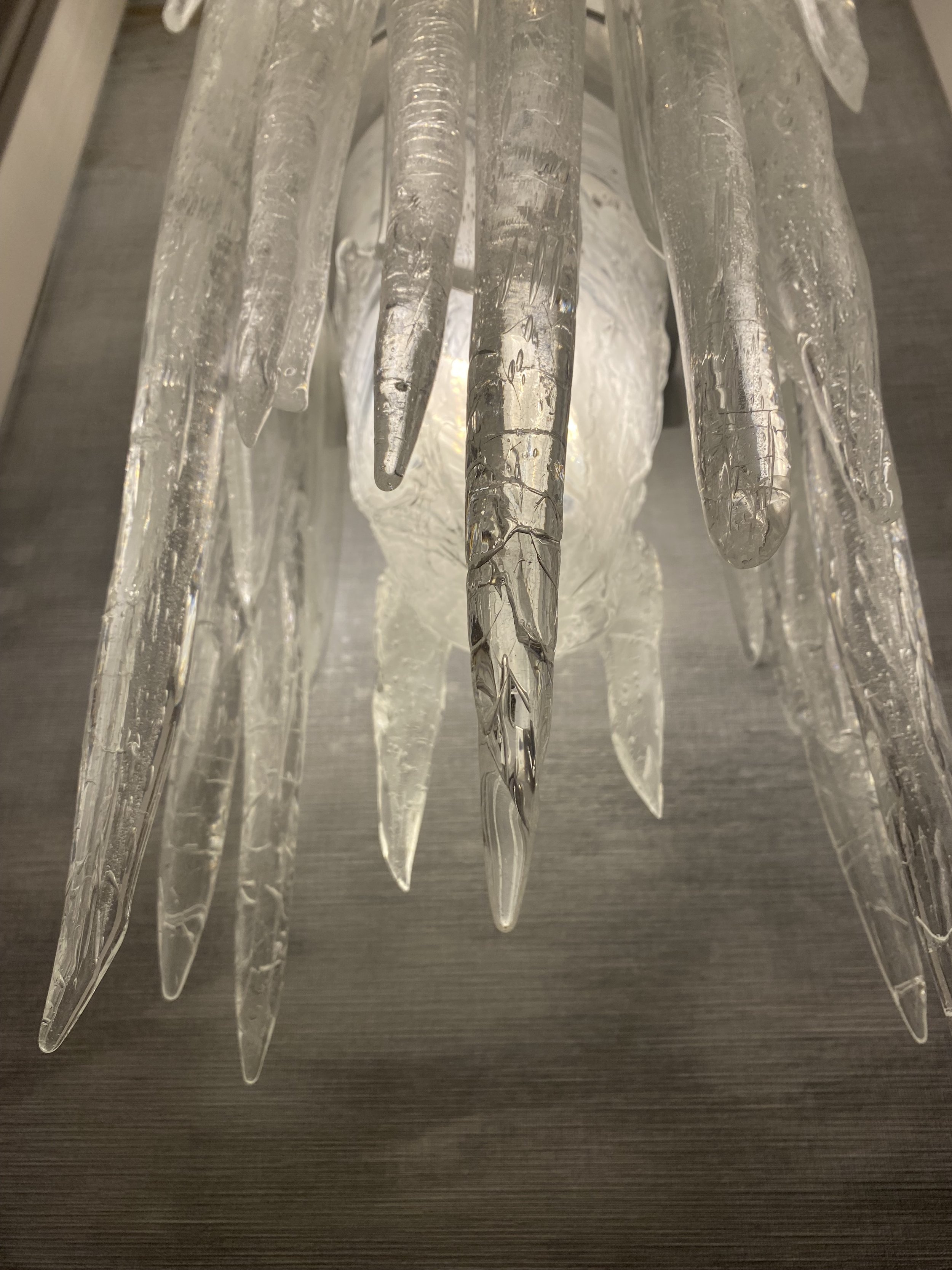 Suspension lumineuse en verre en forme de stalactites.