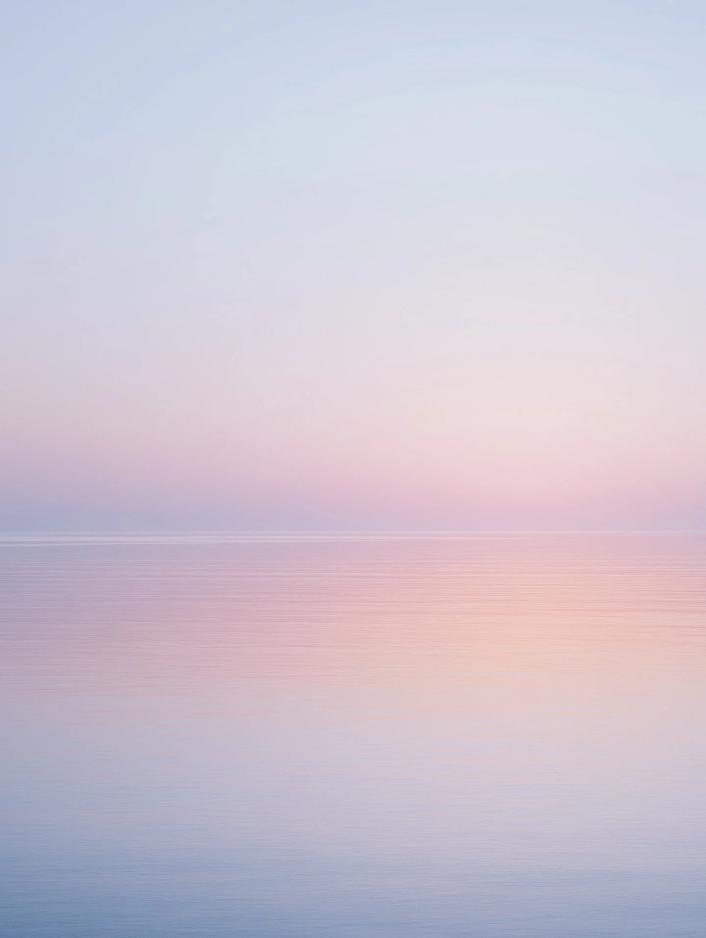 Partir &agrave; la qu&ecirc;te d&rsquo;un lever de soleil po&eacute;tique, saisir cet instant fugace et vous l&rsquo;offrir pour illuminer votre ann&eacute;e.

@demeuresmarines a missionn&eacute; @brumes.editions 

D&eacute;cembre 2025. Sur une &icir