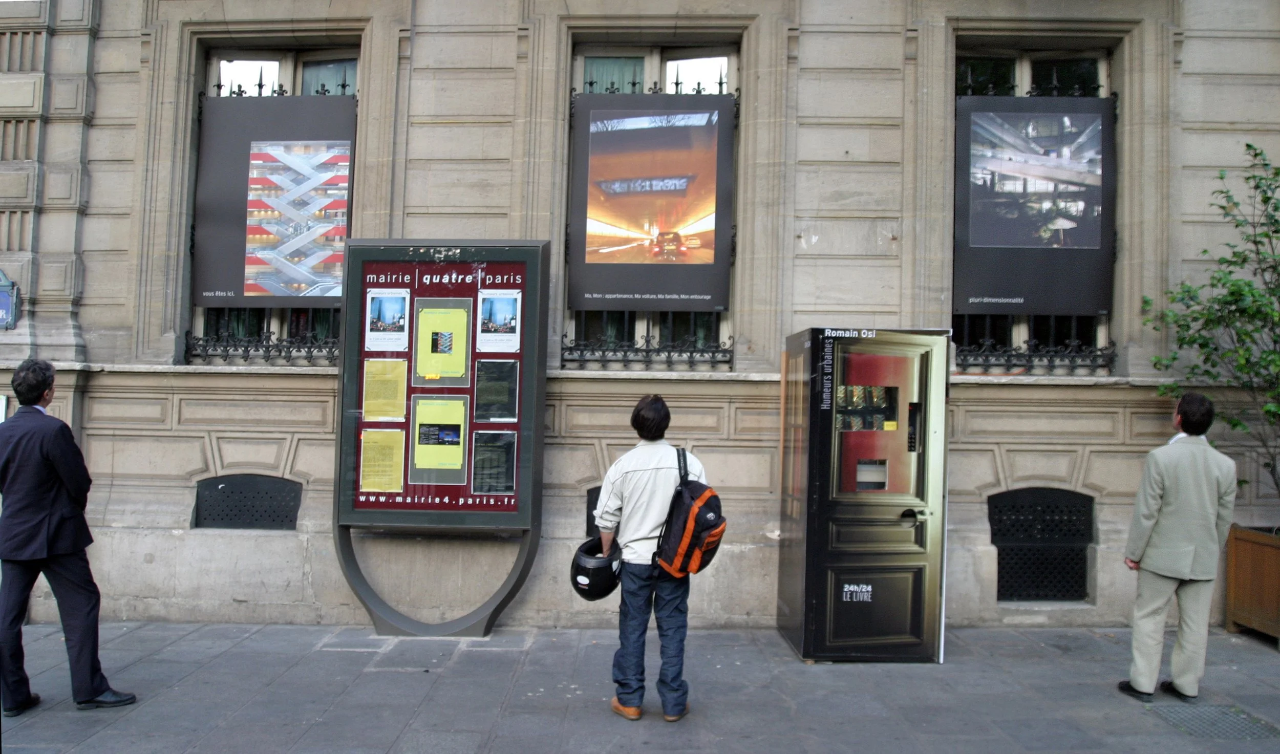 Distributeur automatique du livre de l'exposition